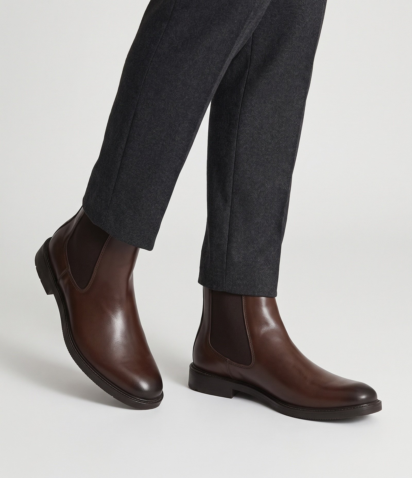 Bota em Material Sintético com Cano Médio Marrom 2