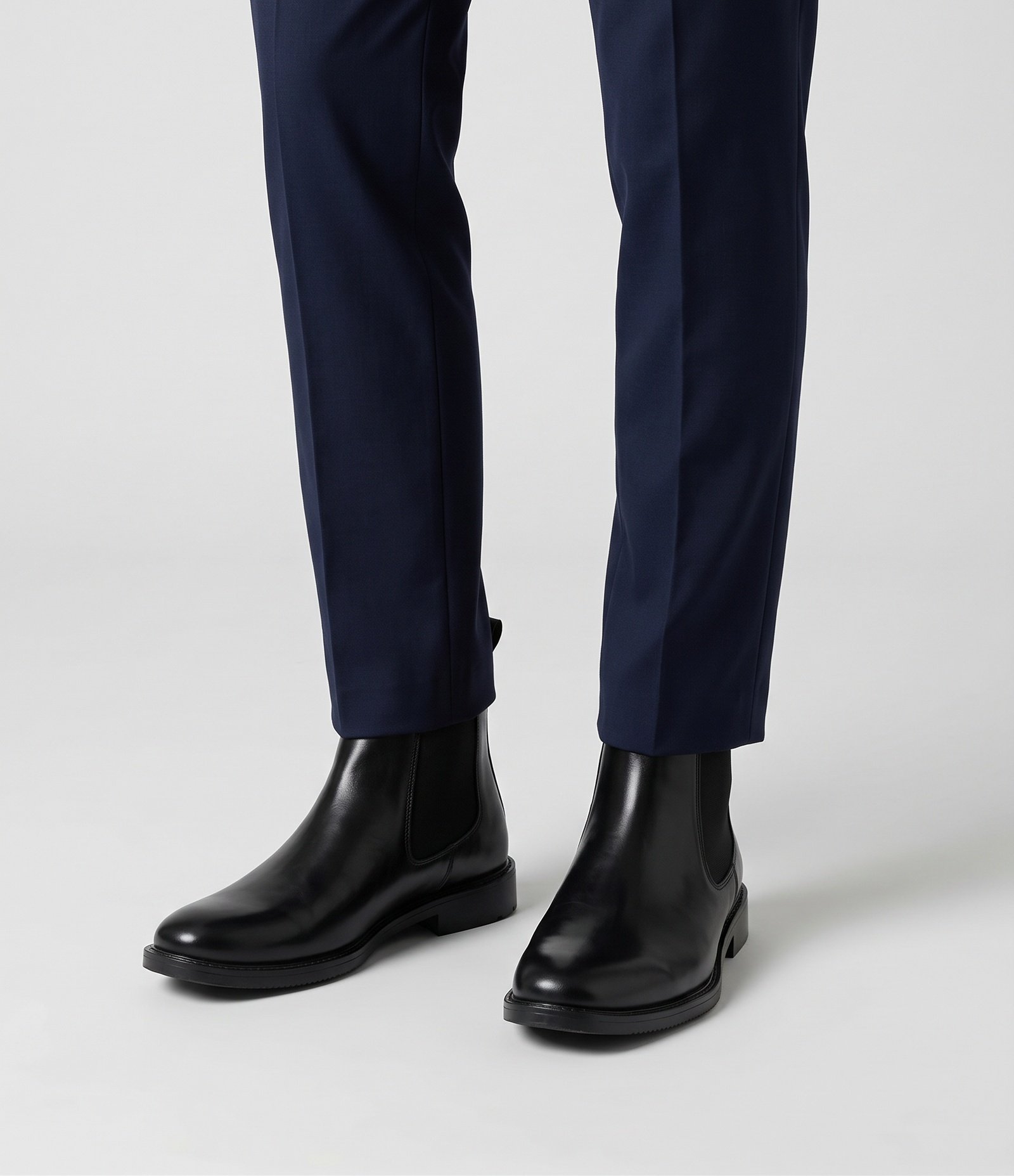 Bota em Material Sintético com Cano Médio Preto 1