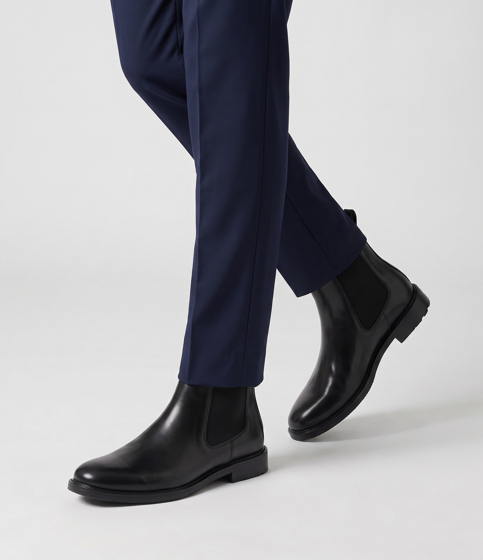 Bota em Material Sintético com Cano Médio Preto 2
