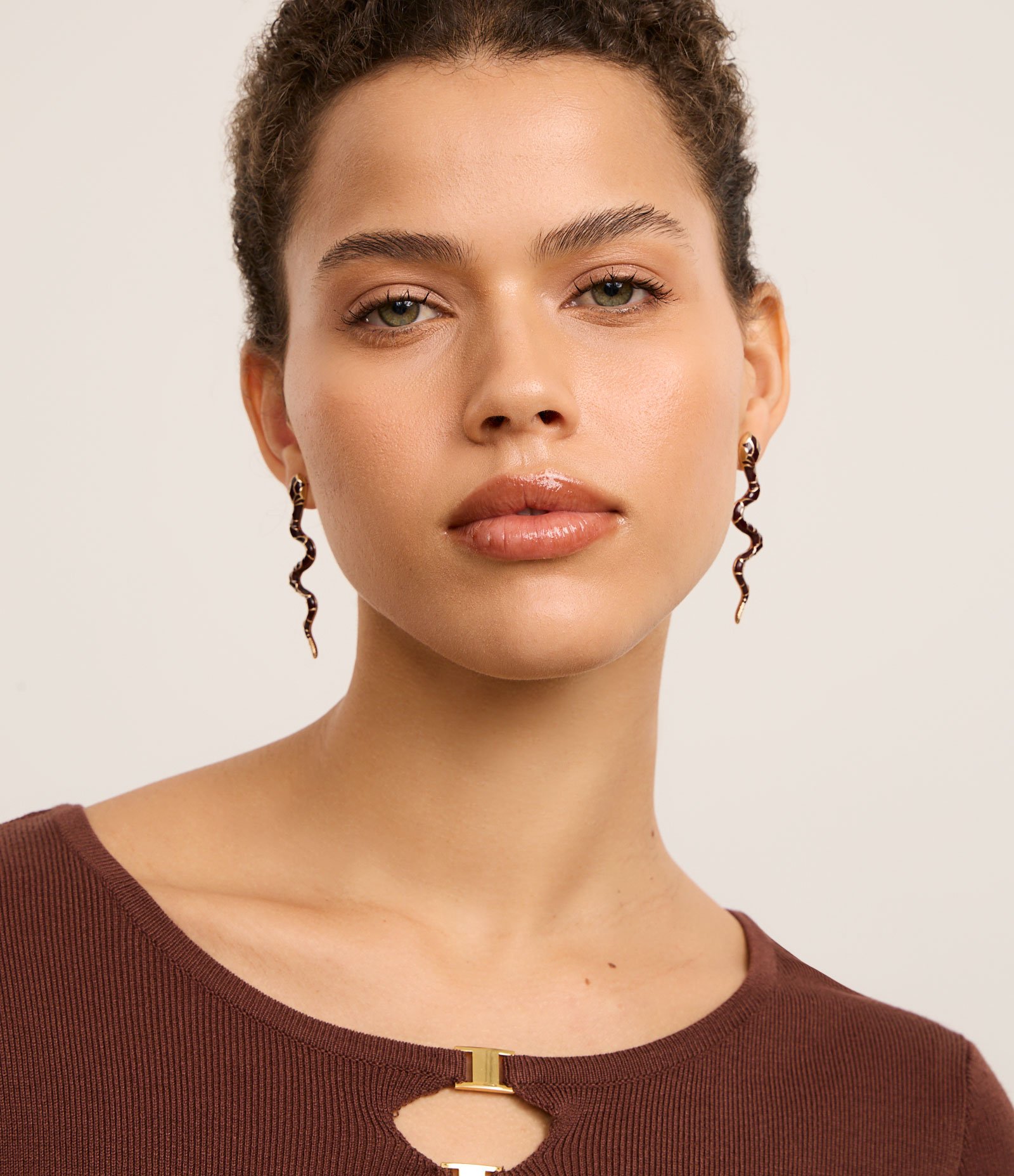 Brinco Médio com forma de Serpente Bicolor Esmaltado Dourado/Marrom 4