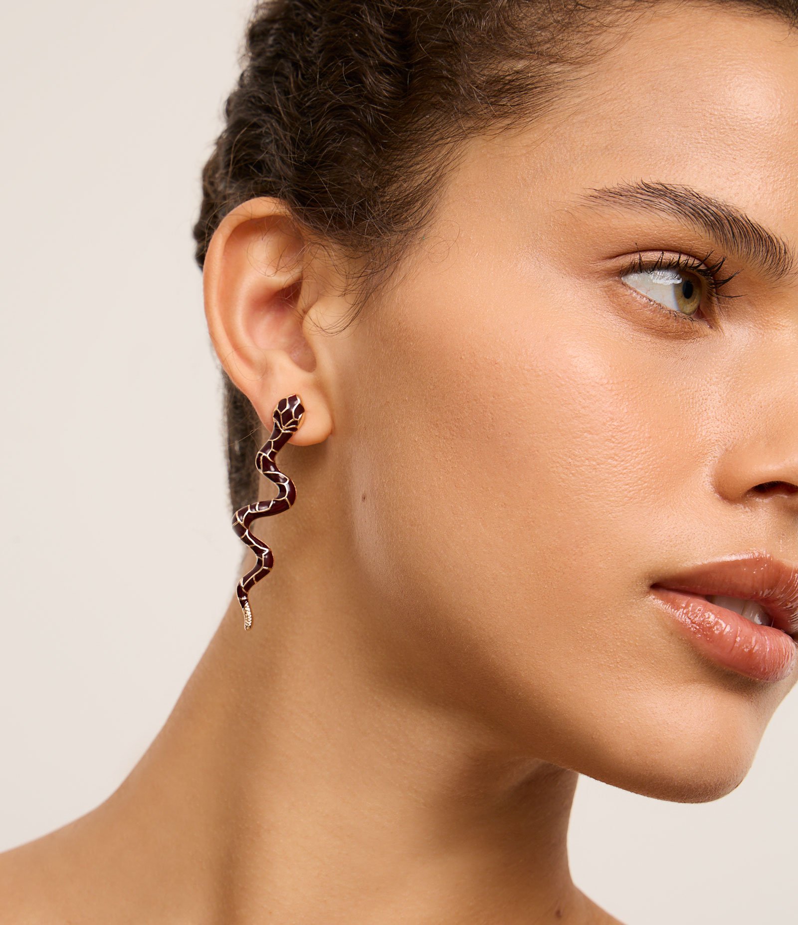 Brinco Médio com forma de Serpente Bicolor Esmaltado Dourado/Marrom 1