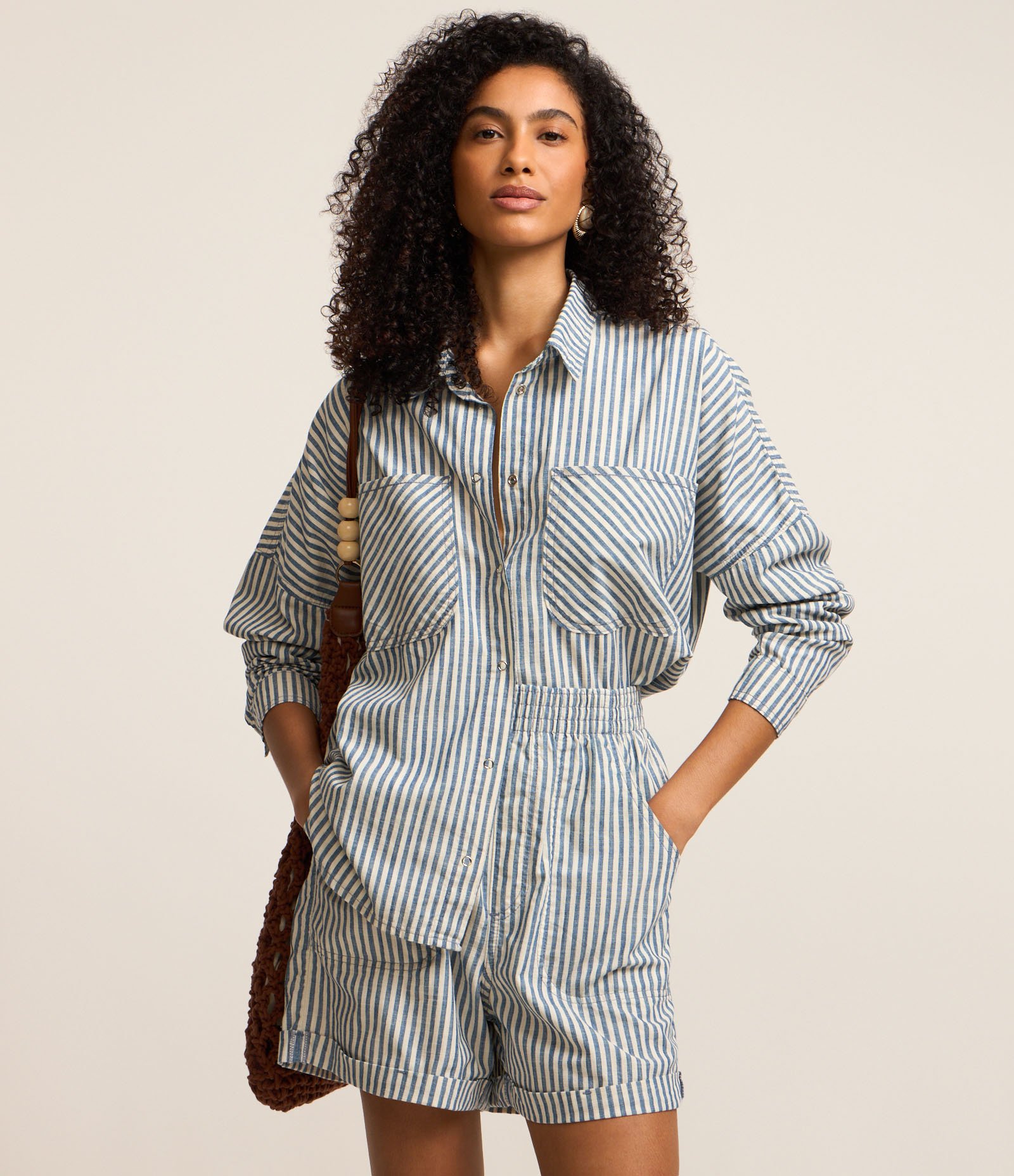 Short em Sarja com Barra Dobrada e Estampa de Listras Branco/Azul 2