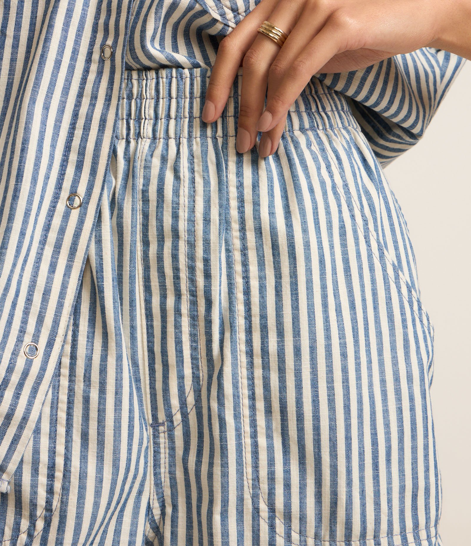 Short em Sarja com Barra Dobrada e Estampa de Listras Branco/Azul 4