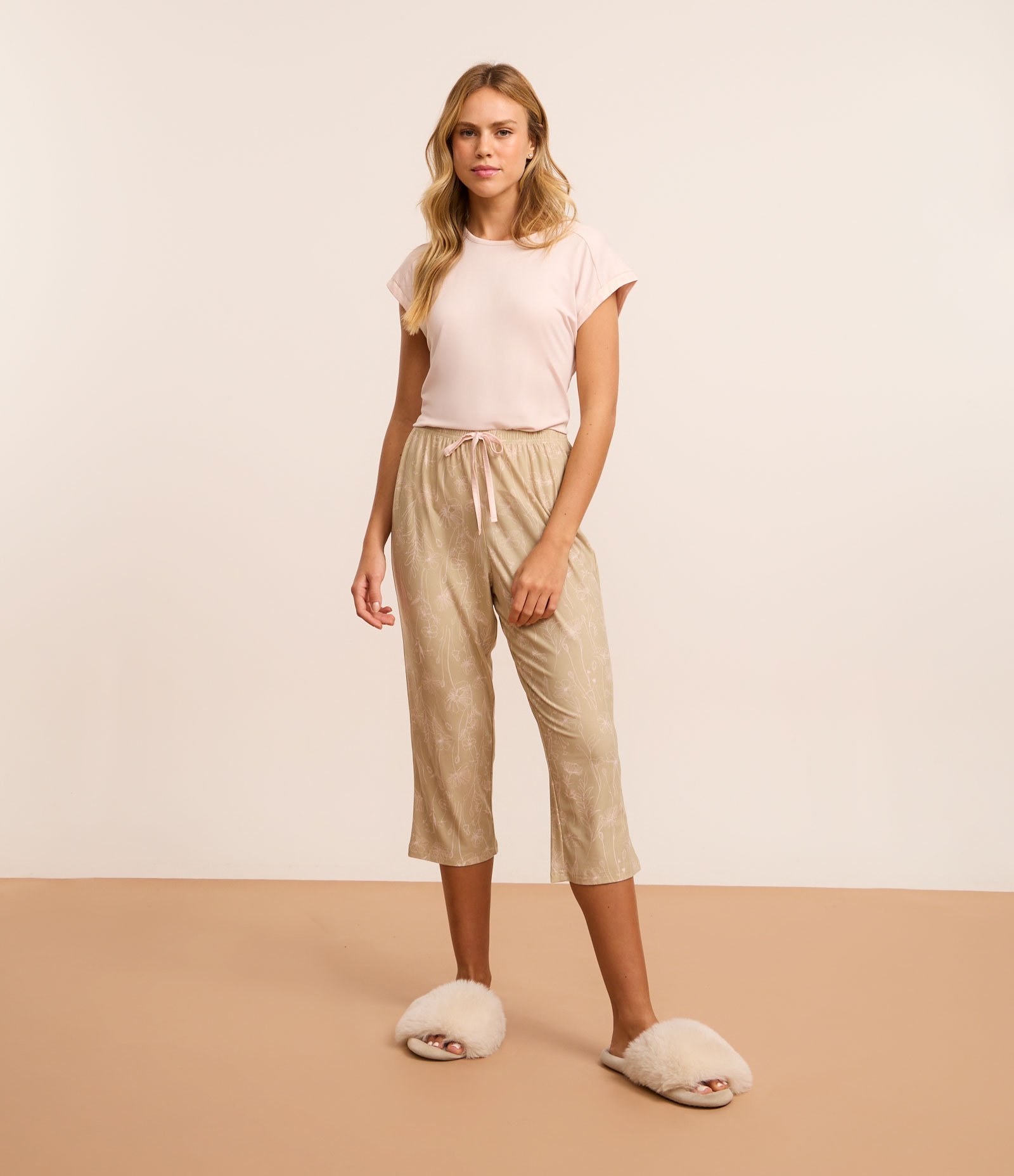 Pijama Capri com Detalhe de Cetim e Estampa Floral Multicores 1