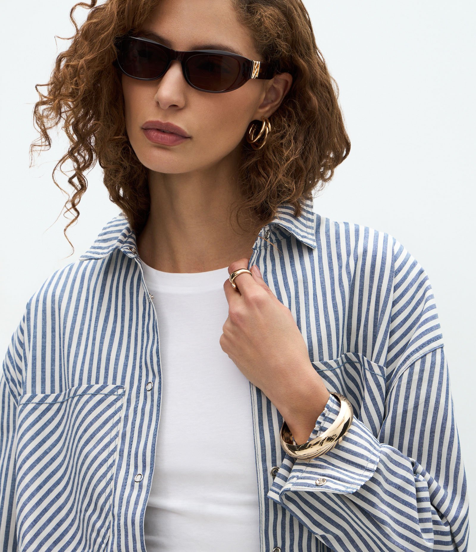 Camisa Jeans com Bolsos e Estampa de Listras Branco/Azul 3
