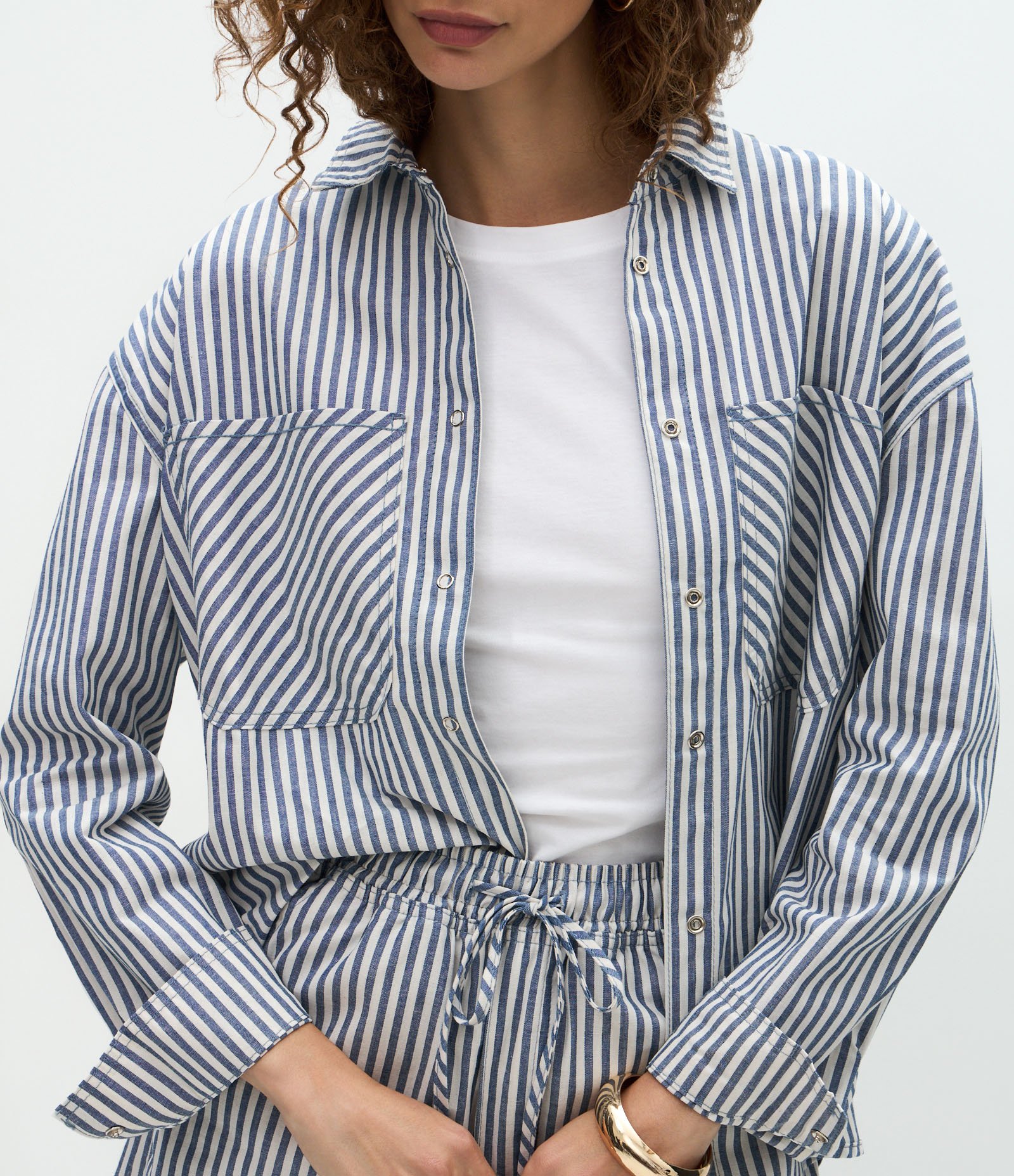 Camisa Jeans com Bolsos e Estampa de Listras Branco/Azul 4