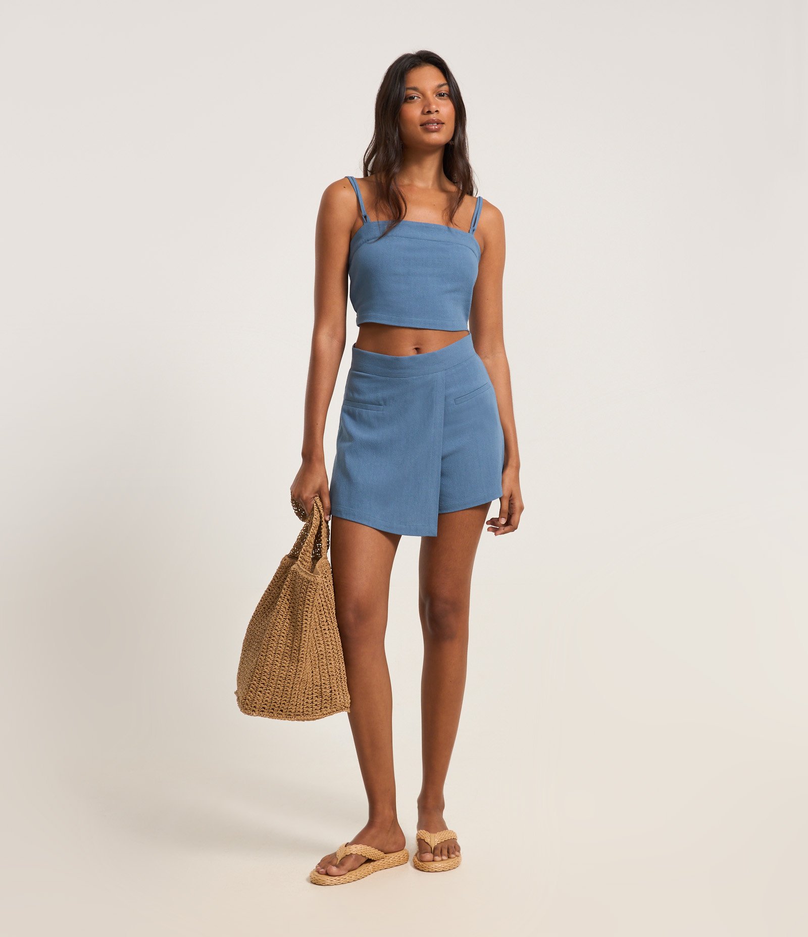 Blusa Cropped em Crepe com Amarração Azul 2