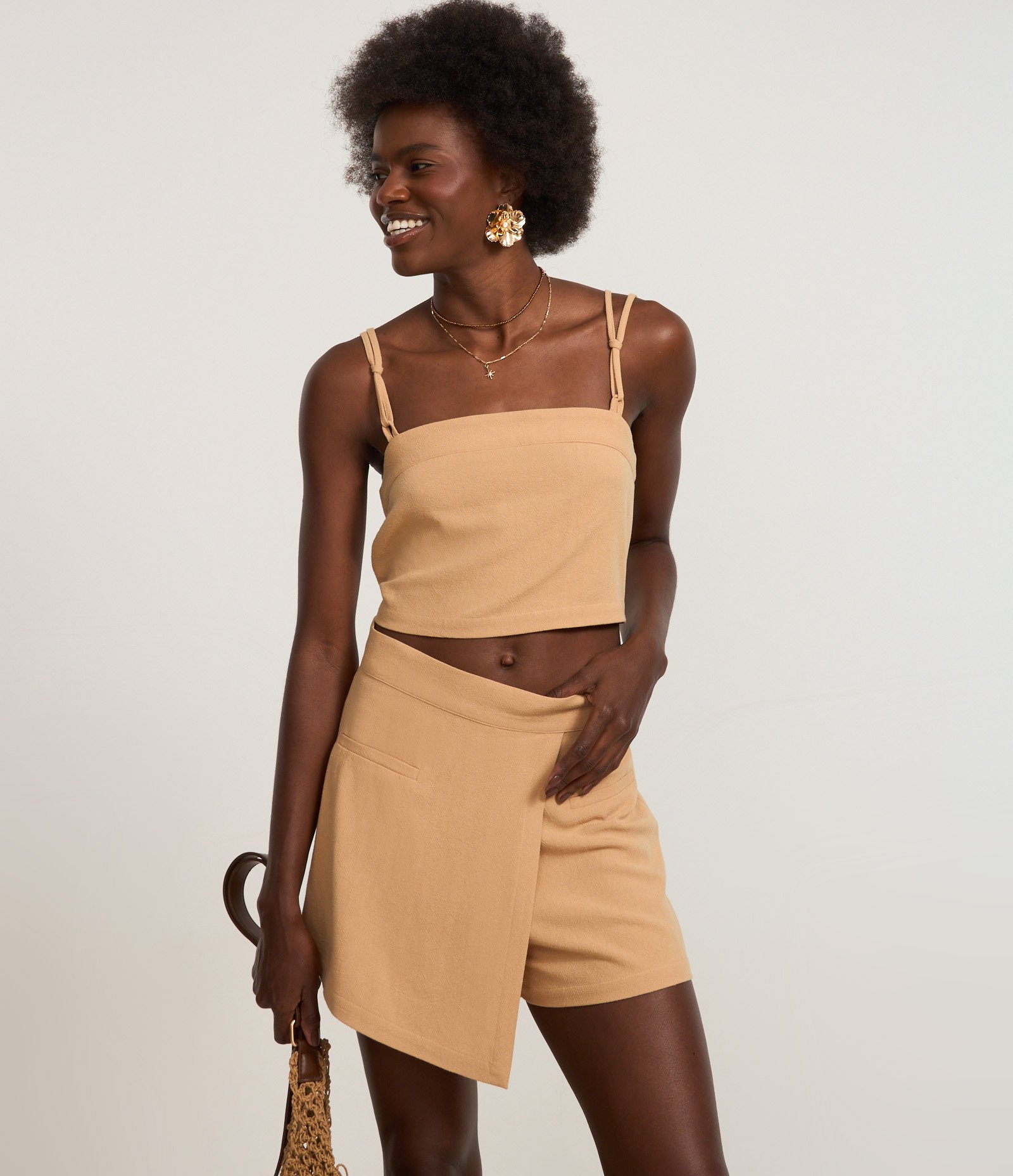 Short Saia em Crepe Com Transpasse Frontal Bege 2