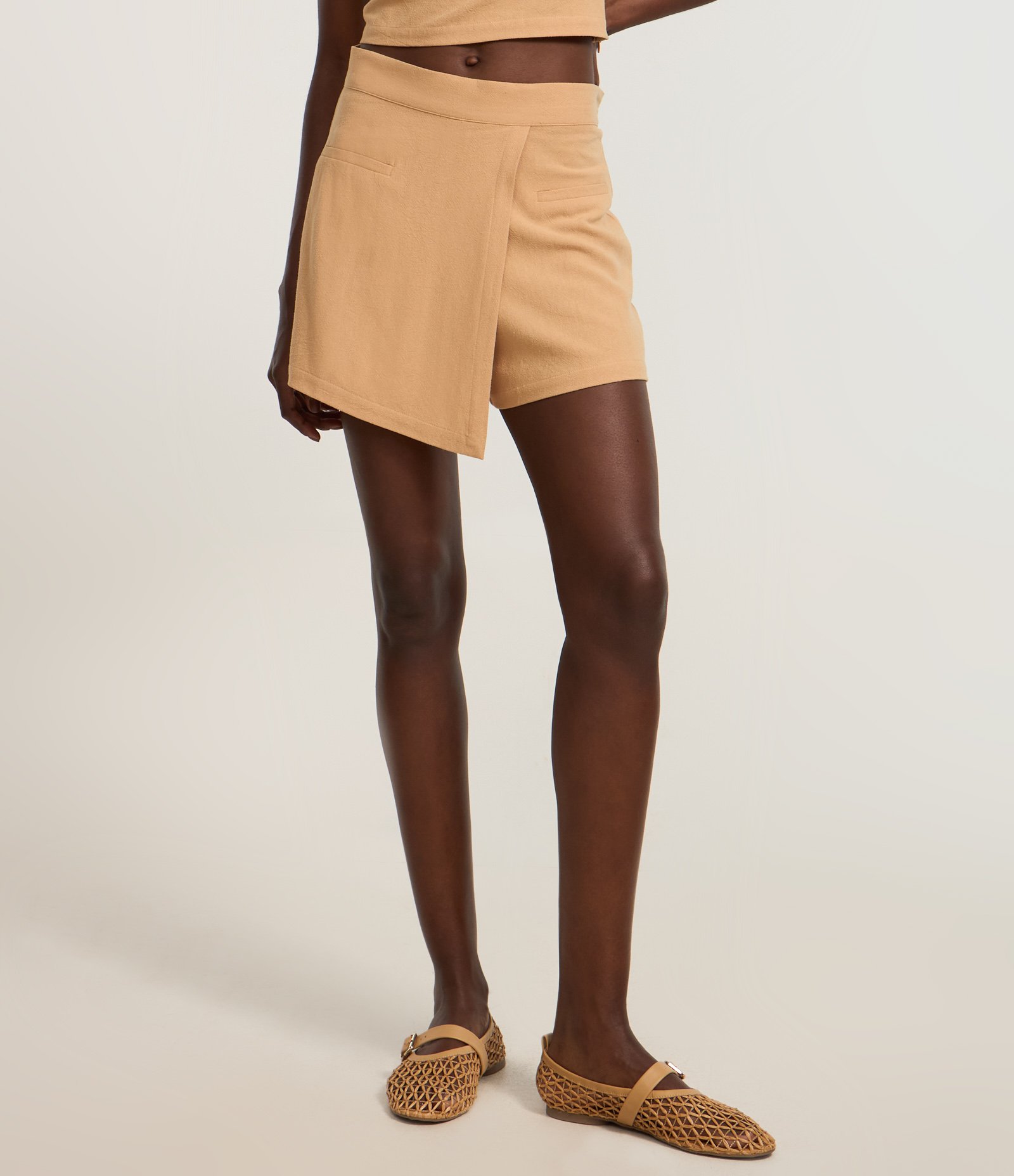 Short Saia em Crepe Com Transpasse Frontal Bege 3
