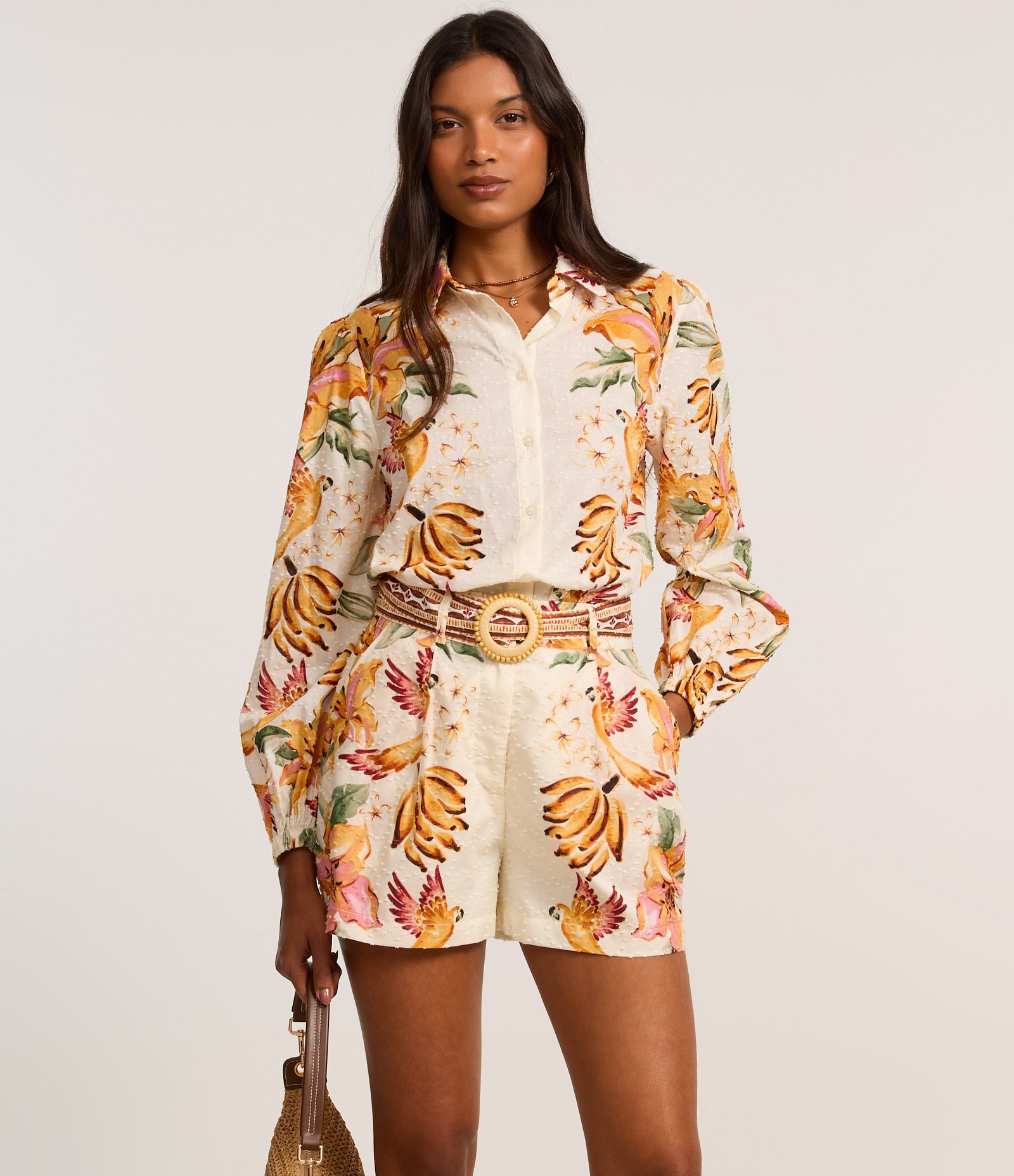 Short Curto em Cambraia com Cinto e Fivela de Miçangas Bege 2