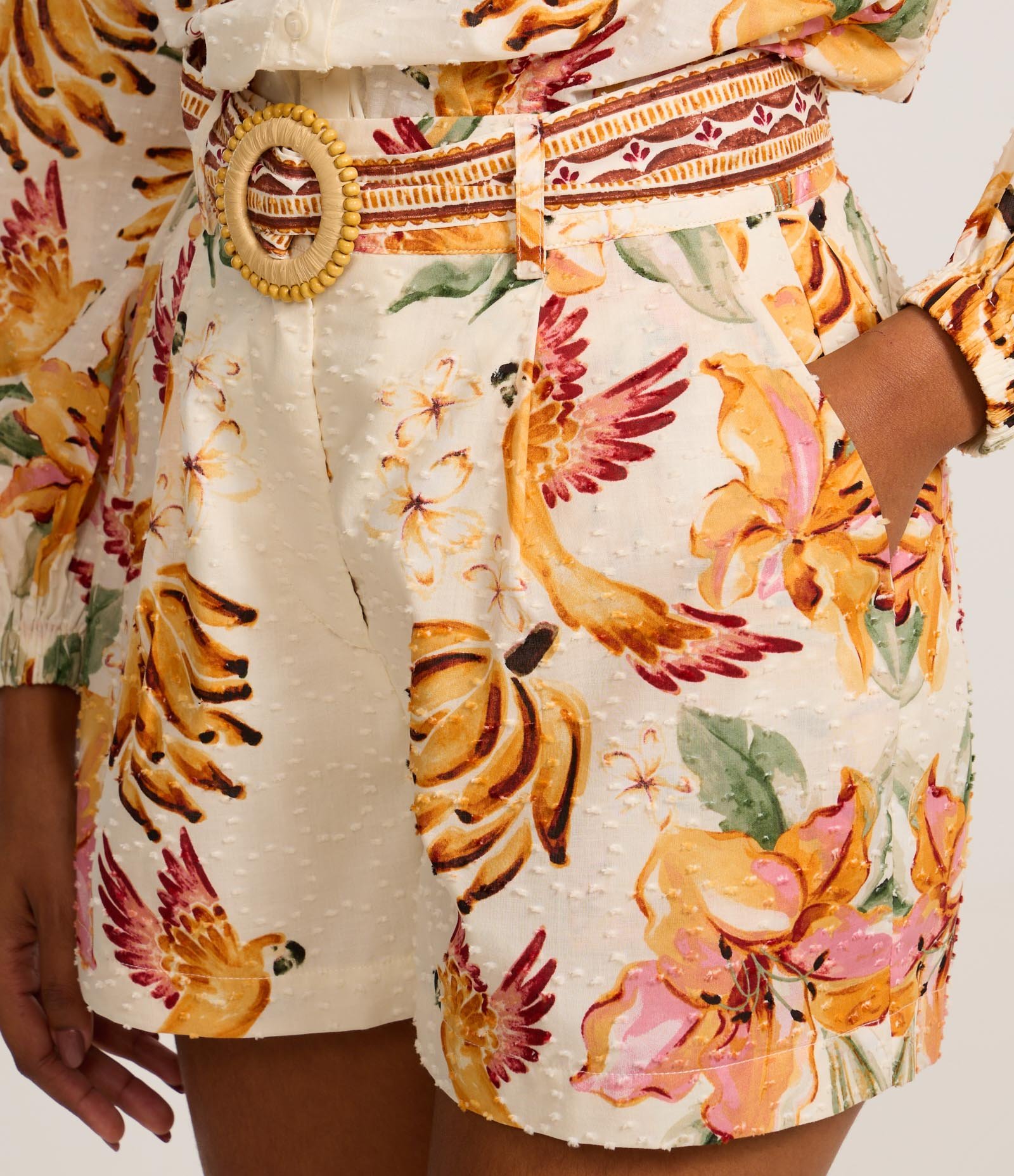 Short Curto em Cambraia com Cinto e Fivela de Miçangas Bege 4