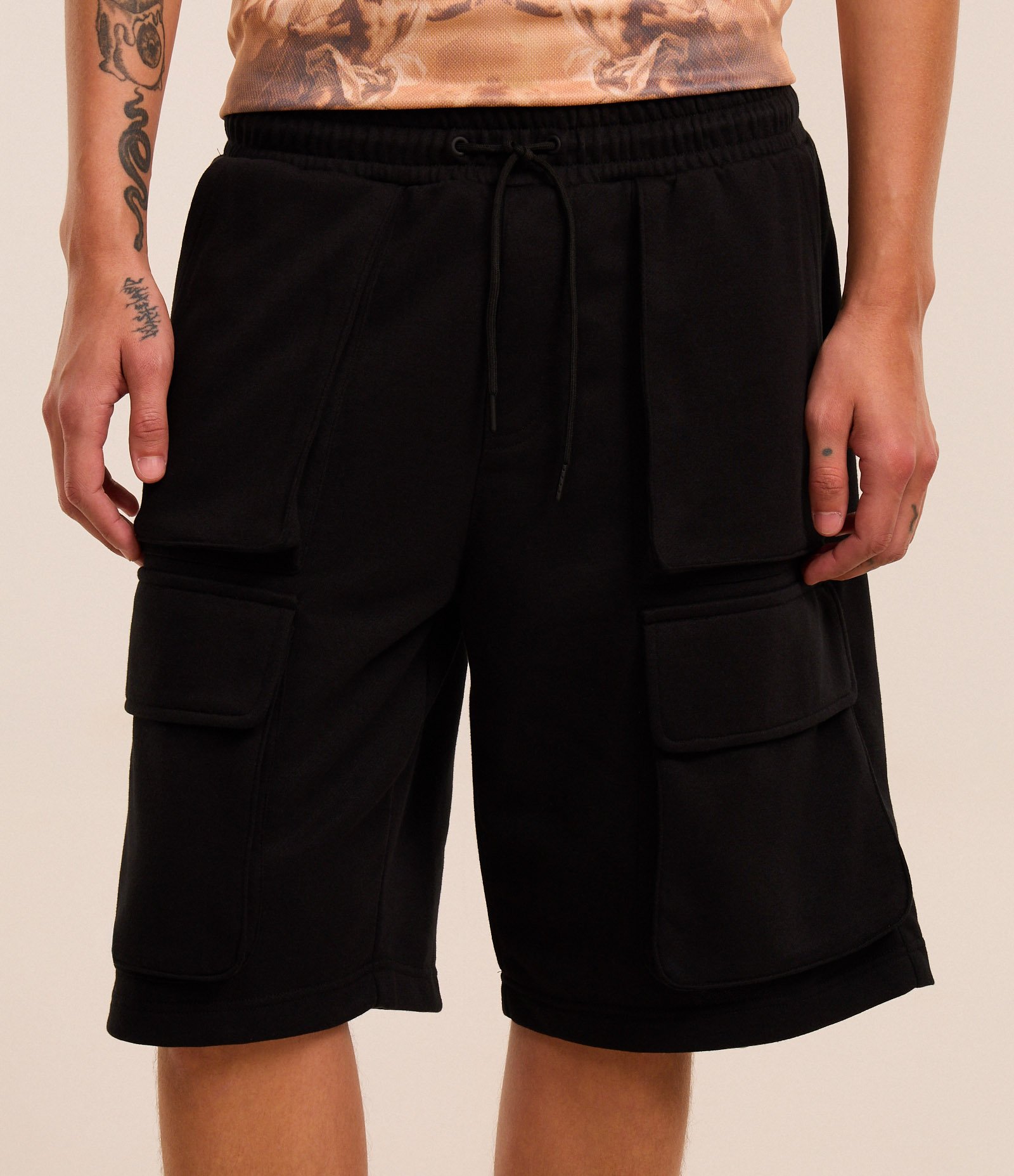 Bermuda Baggy em Moletom com Bolso Cargo Preto 2