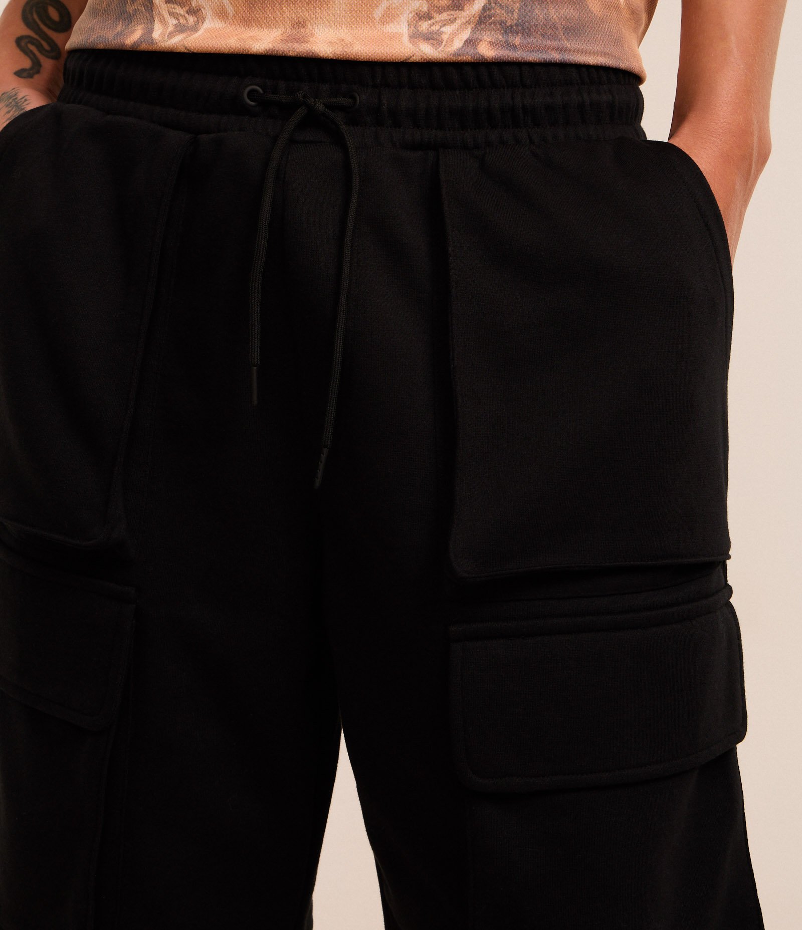 Bermuda Baggy em Moletom com Bolso Cargo Preto 3