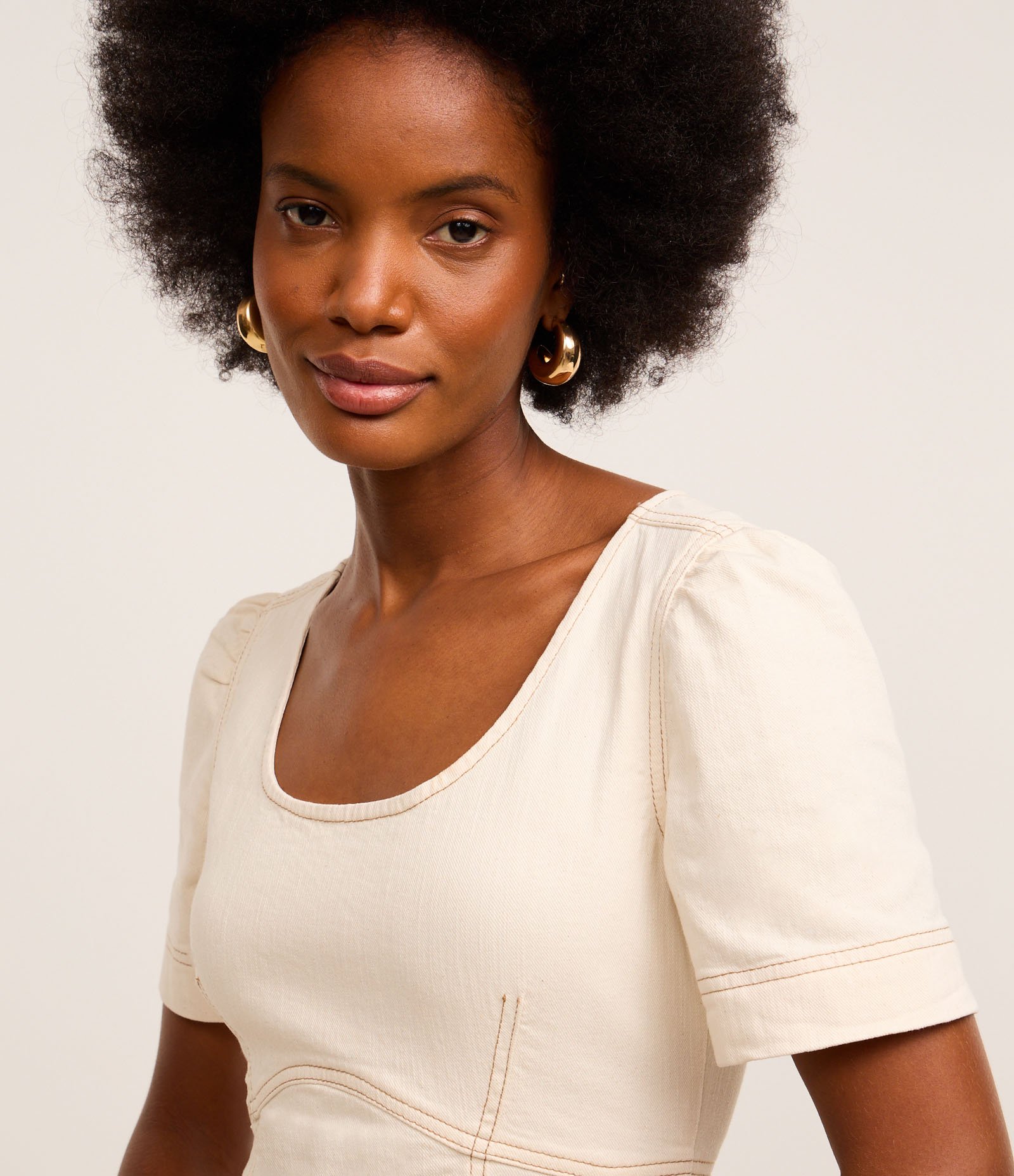 Vestido Curto em Sarja com Recortes e Zíper Off White 3