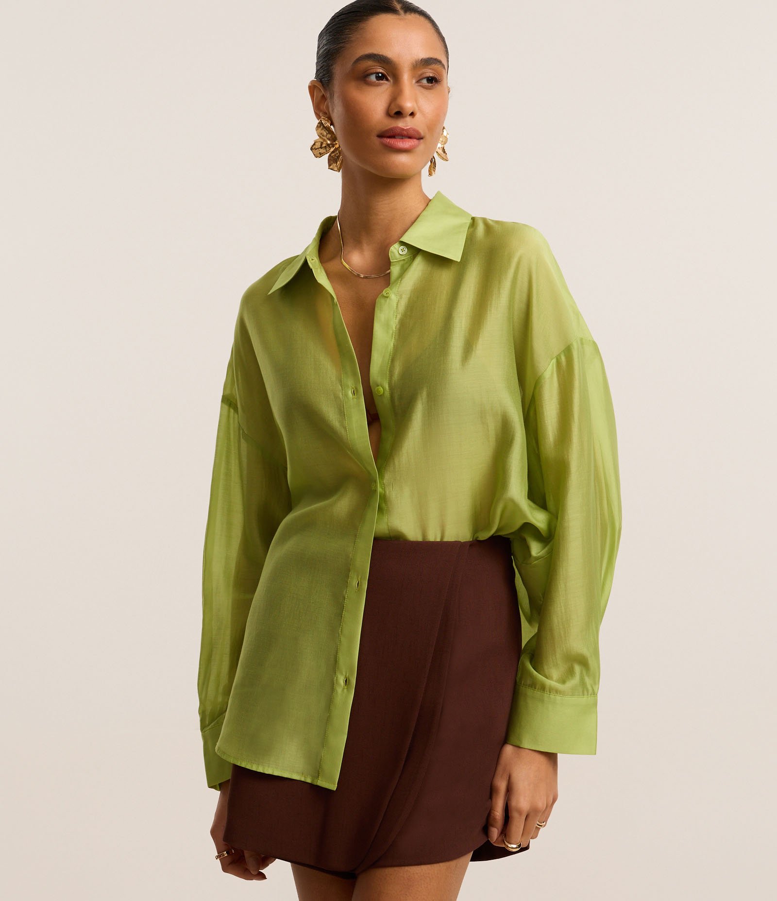 Camisa Ampla em Organza com Cava Deslocada e Punho Largo Verde 1