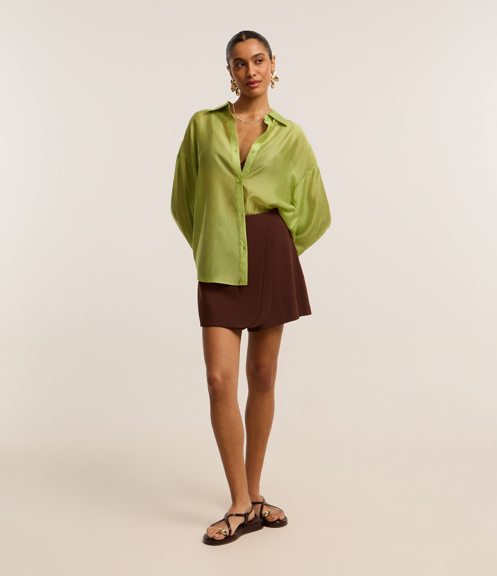 Camisa Ampla em Organza com Cava Deslocada e Punho Largo Verde 2