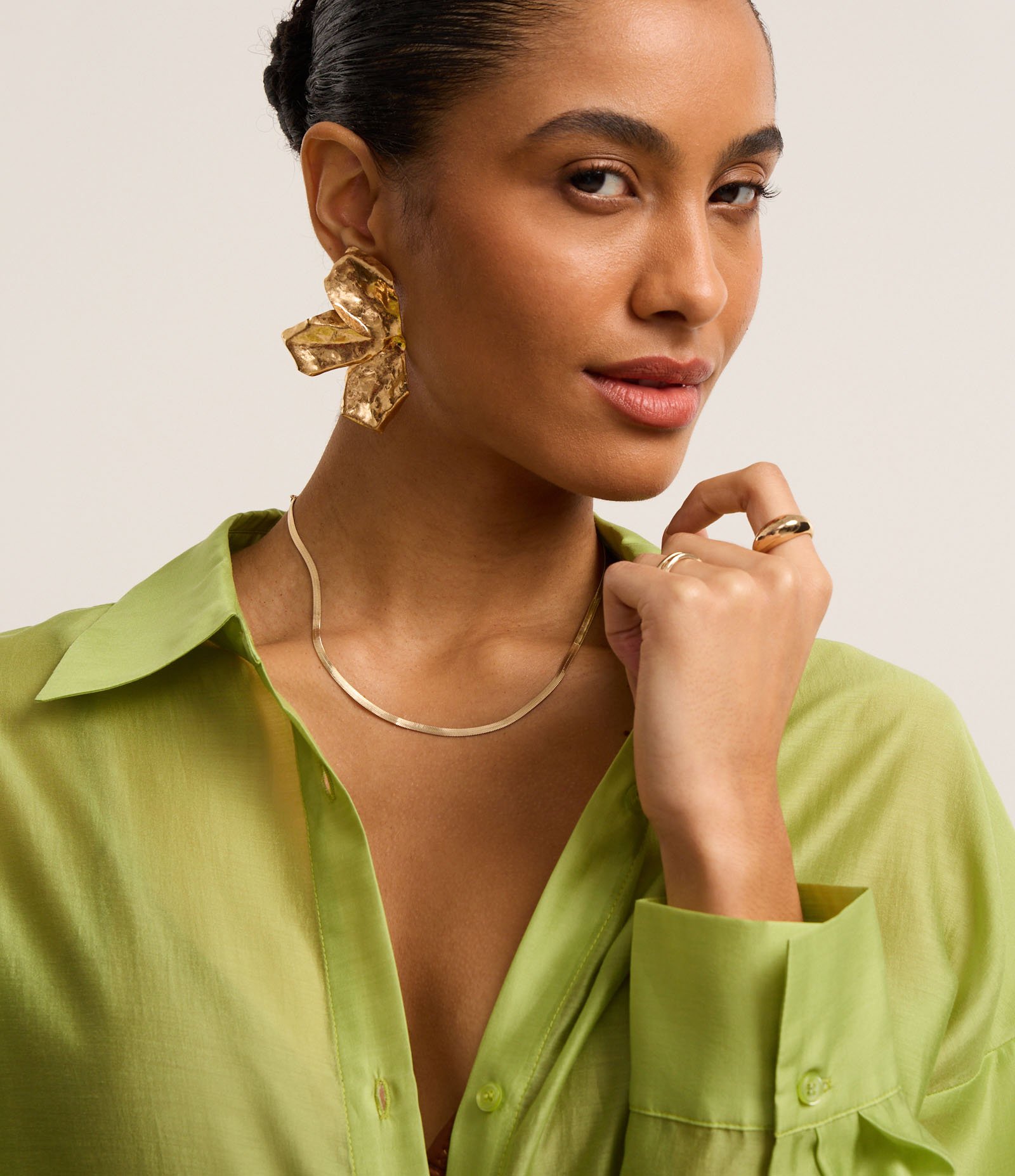 Camisa Ampla em Organza com Cava Deslocada e Punho Largo Verde 4