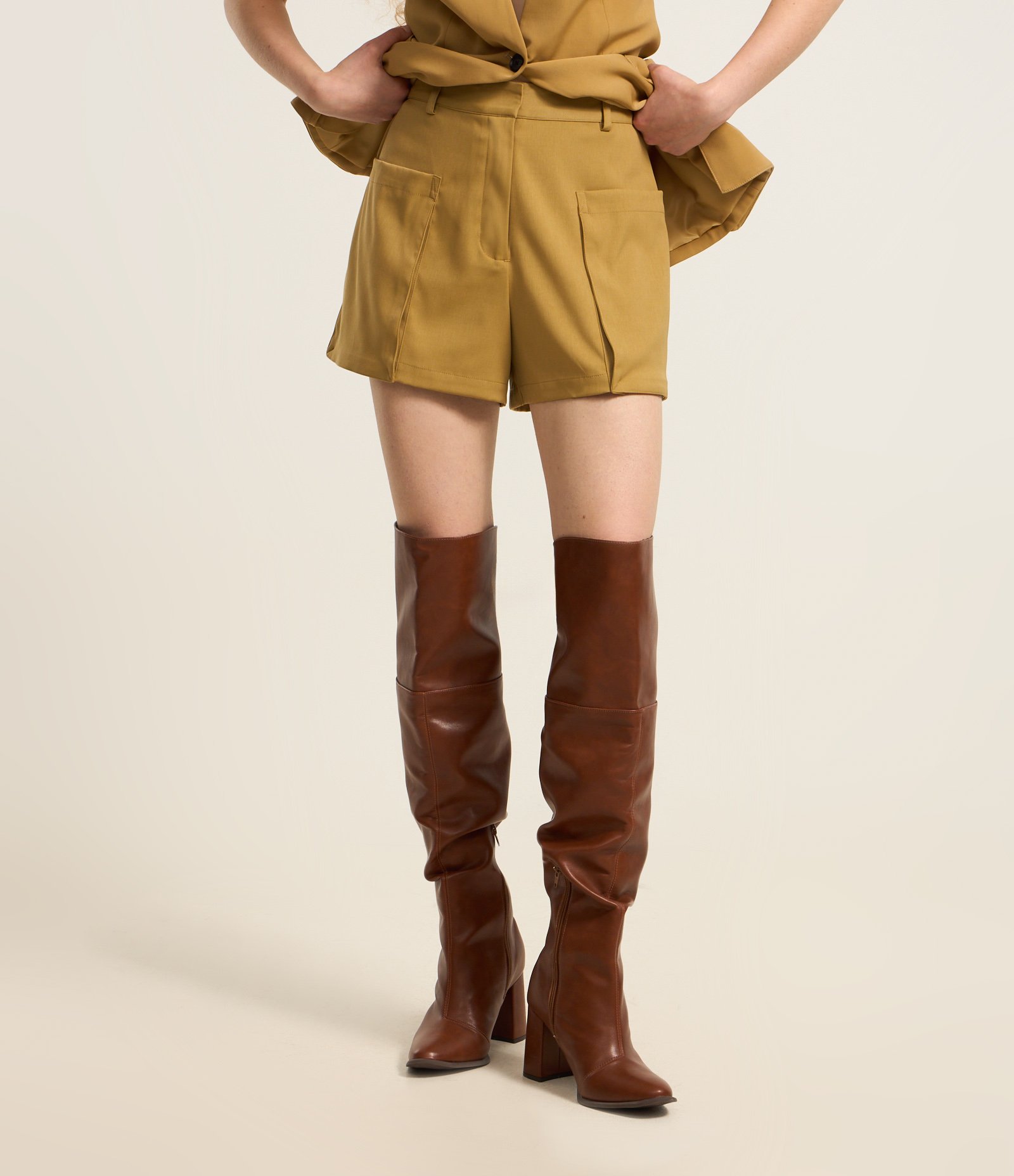 Bermuda Curta em Sarja com Bolso Fole Bege 3