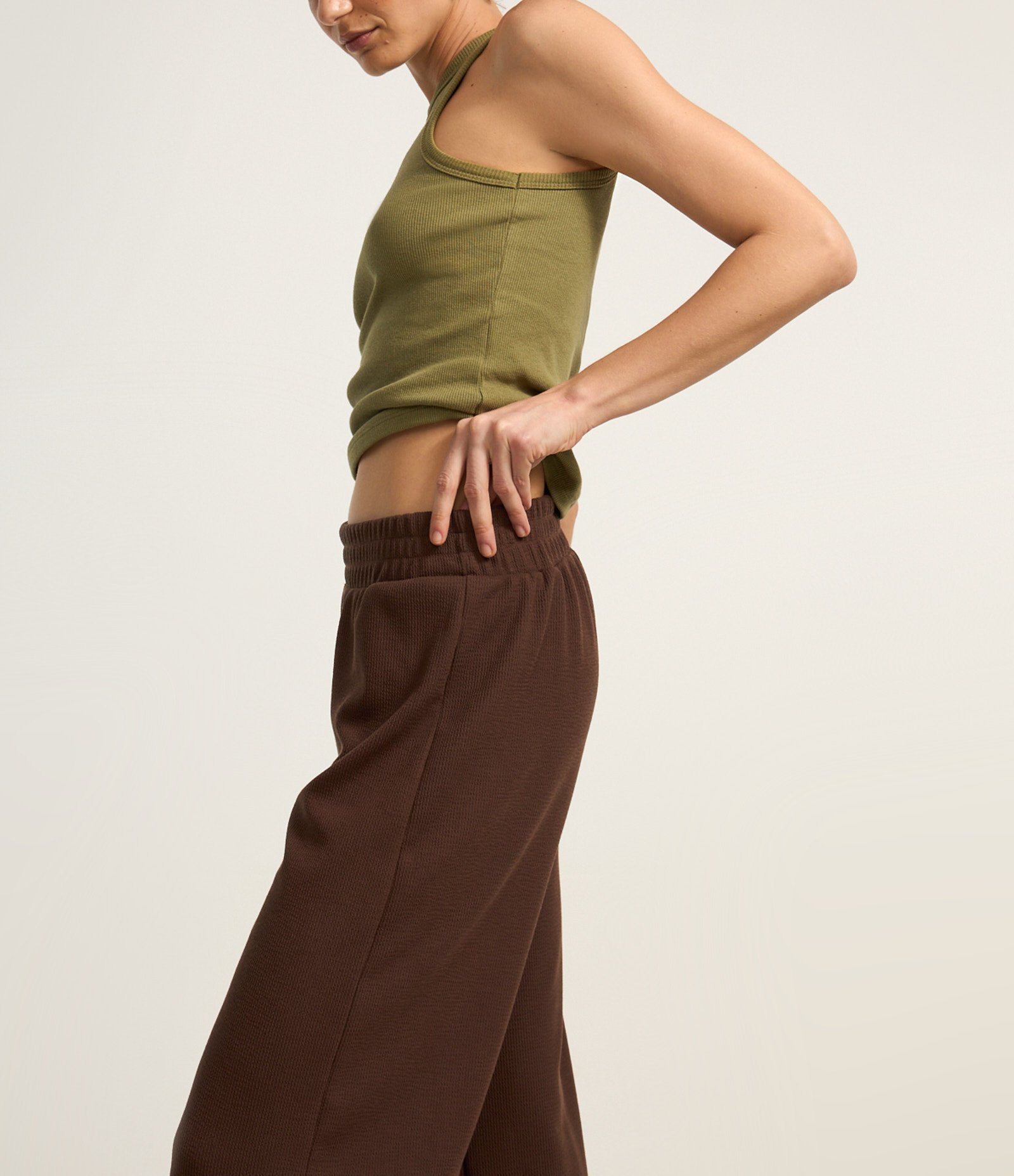 Calça Reta em Ribana Texturizada Marrom Escuro 4