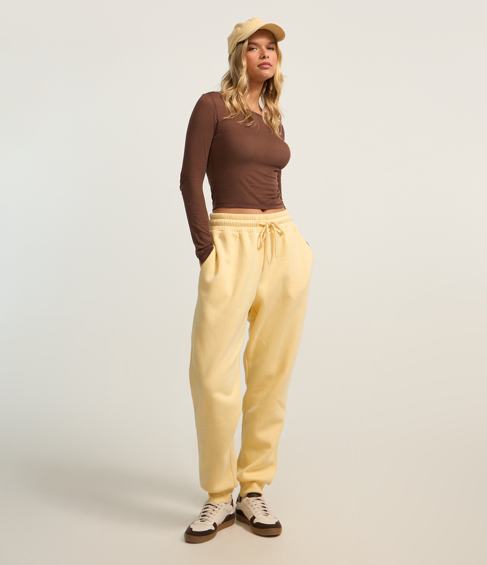 Blusa em Ribana com Decote Redondo e Manga Longa Marrom 2