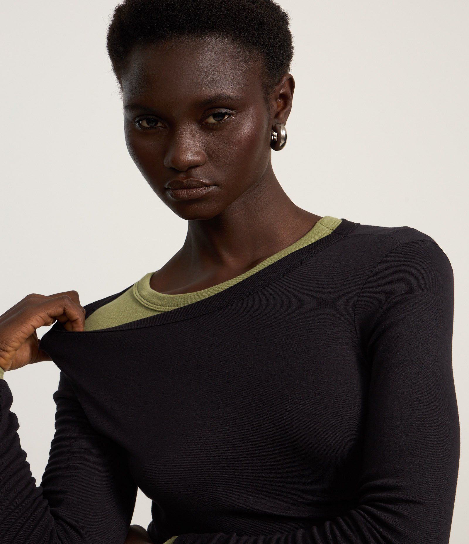 Blusa em Ribana com Gola Redonda Preto 4