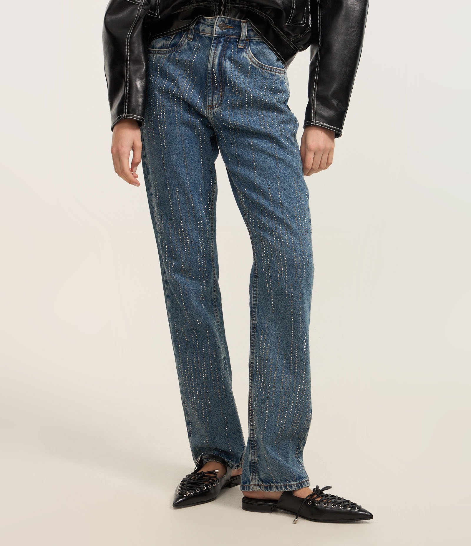 Calça Mom Comfort em Jeans com Brilhos de Strass Azul 3