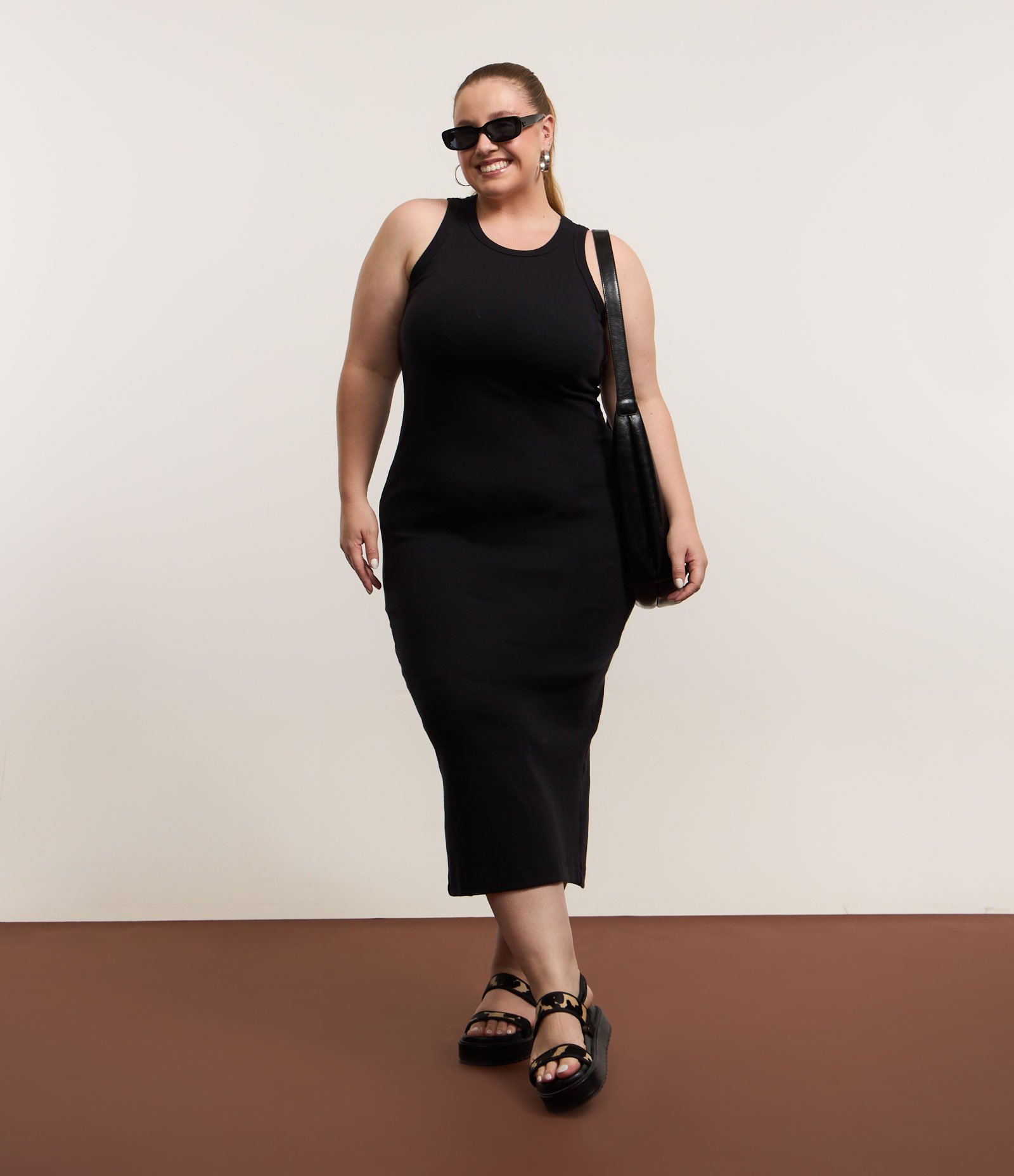 Vestido Midi em Ribana com Gola Redonda Curve & Plus Size Preto 1