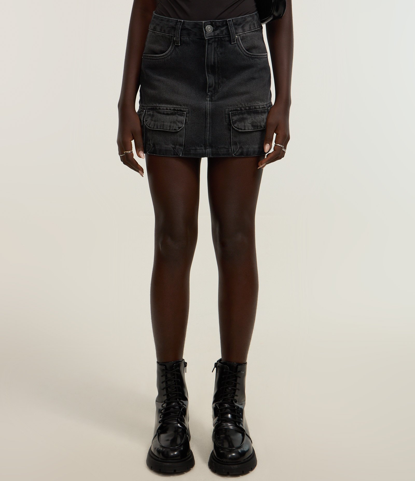 Saia Curta em Jeans com Bolso Cargo Preto 3