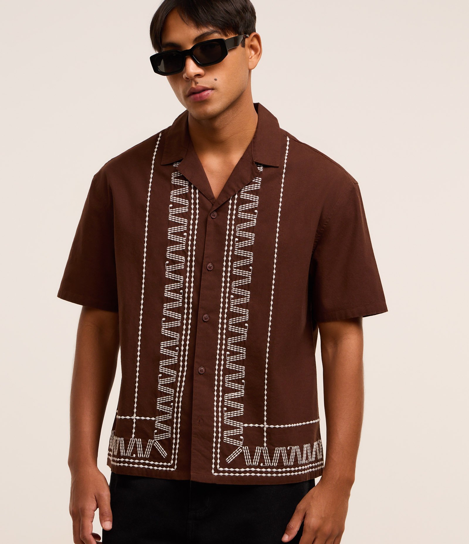Camisa Boxy em Tricoline com Bordado e Textura Bowling Marrom 1