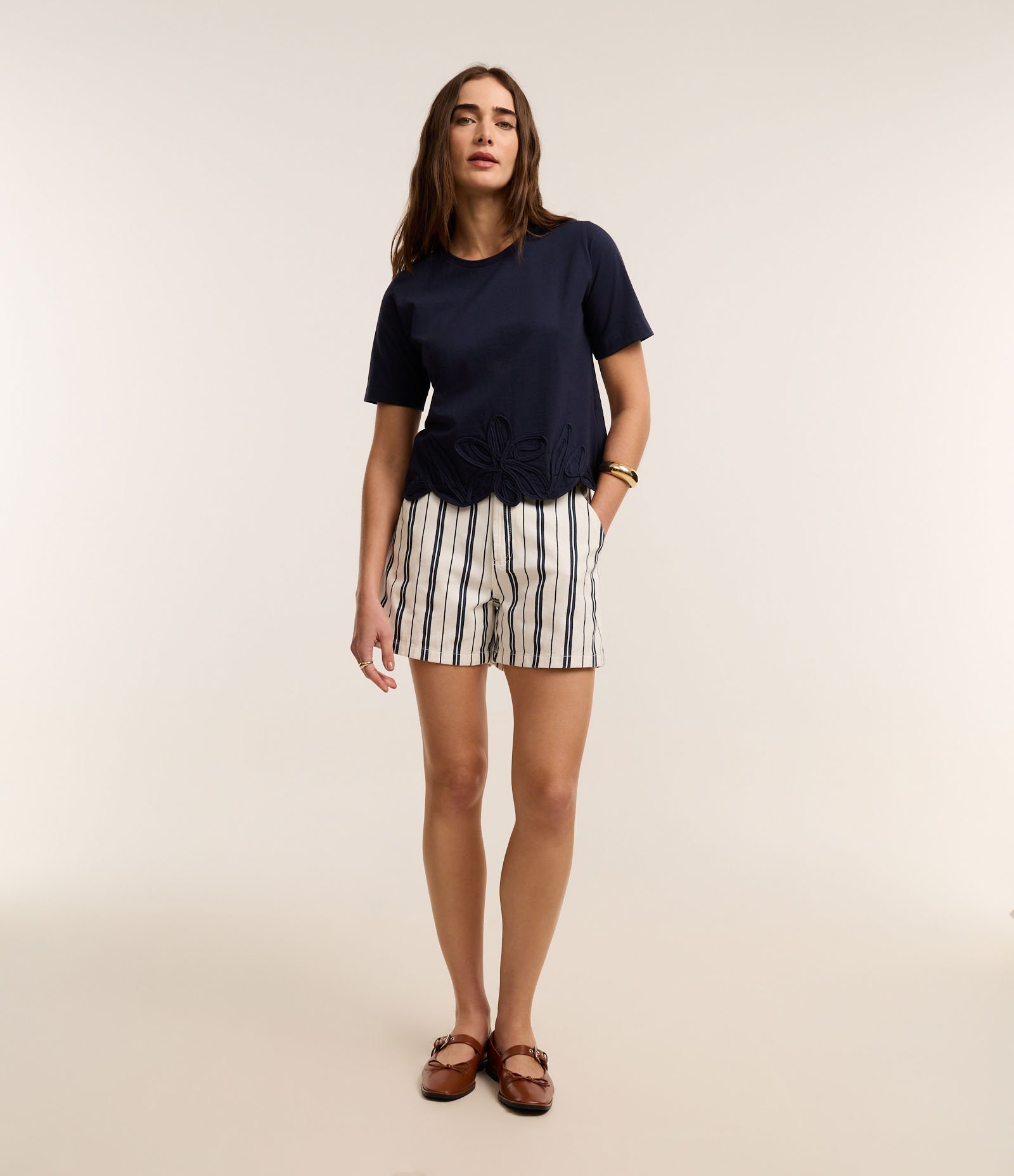 Blusa T-Shirt em Algodão com Bordado Floral na Barra Azul Escuro 2