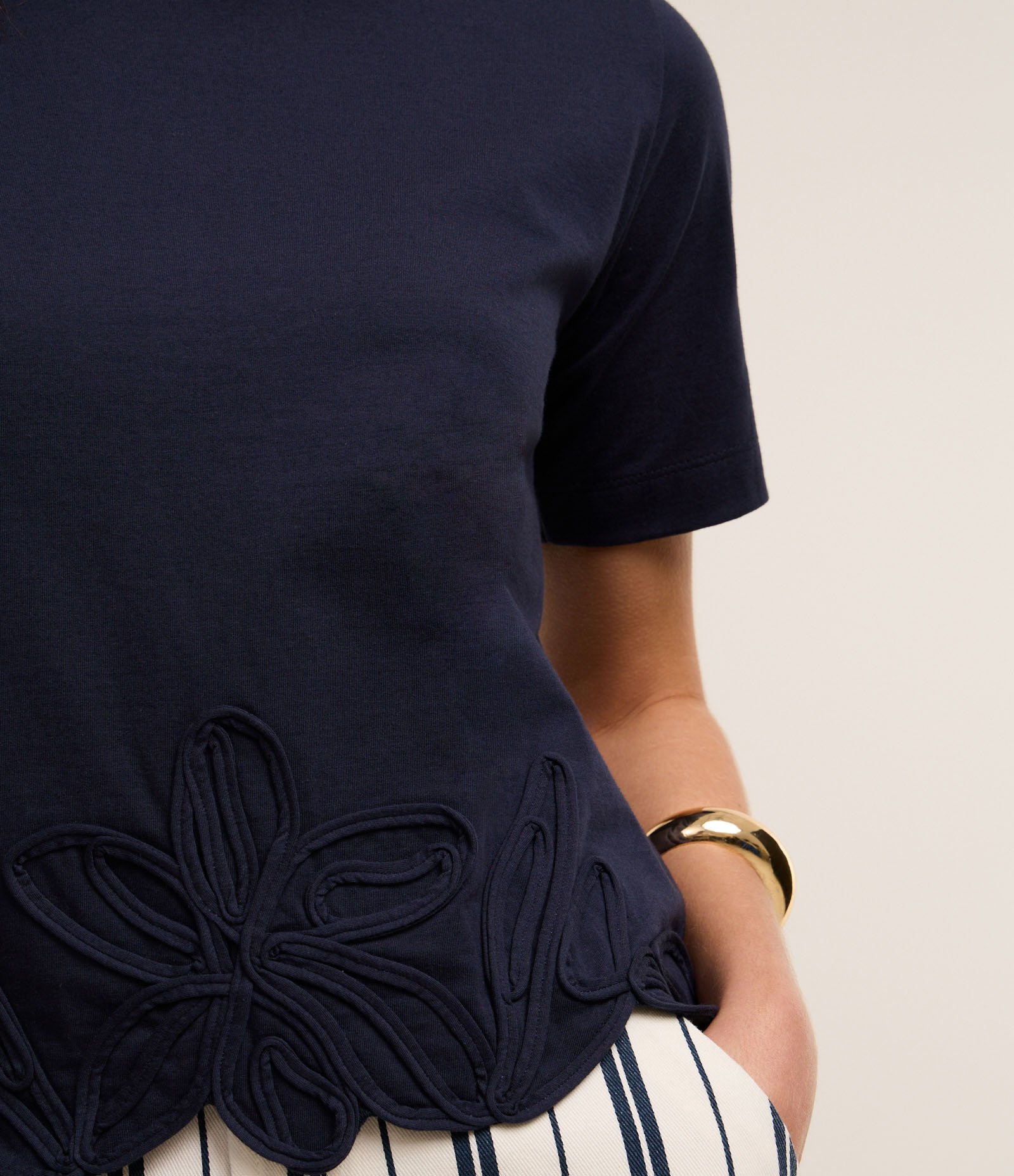 Blusa T-Shirt em Algodão com Bordado Floral na Barra Azul Escuro 3