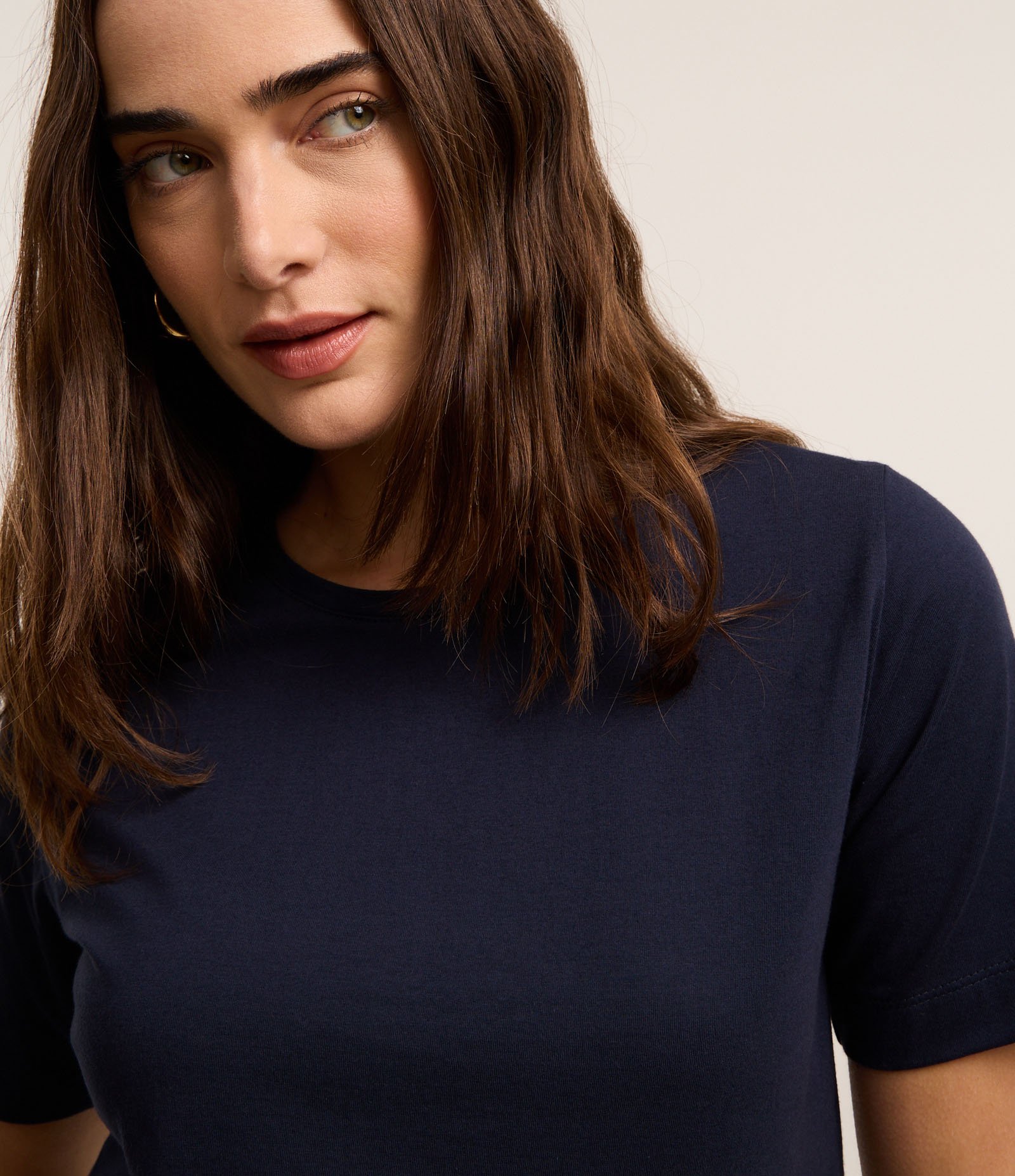 Blusa T-Shirt em Algodão com Bordado Floral na Barra Azul Escuro 4