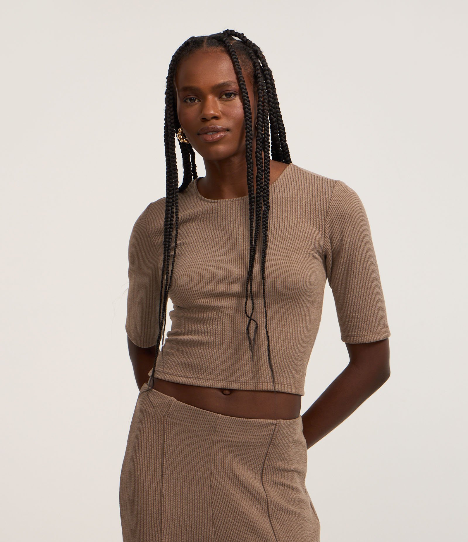 Blusa Cropped Anarruga com Recorte Vazado nas Costas Marrom 1