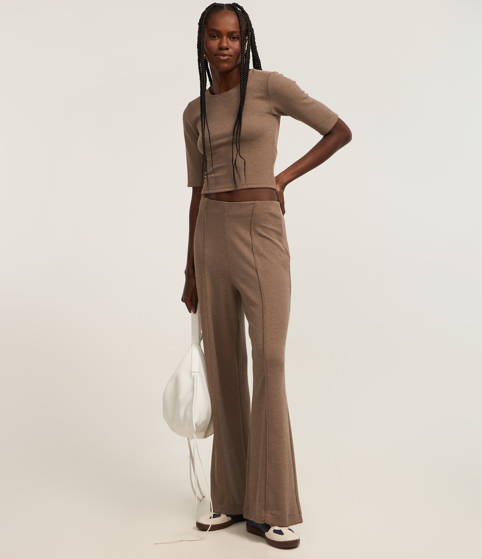 Blusa Cropped Anarruga com Recorte Vazado nas Costas Marrom 2