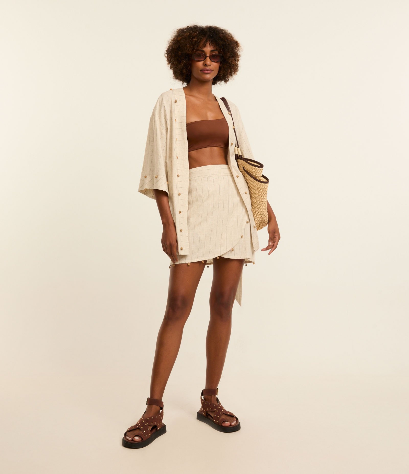 Saída de Praia Saia Transpassada com Linho e Miçangas de Madeira Bege 1