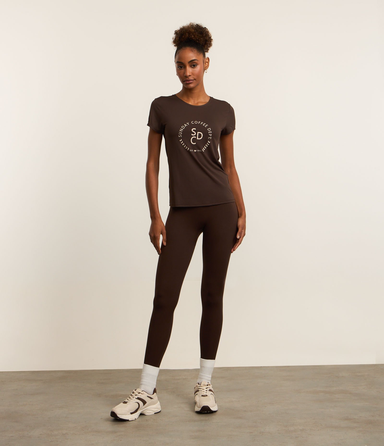 Camiseta Esportiva em Microfibra Texturizada com Estampa Sunday Coffee Marrom 2