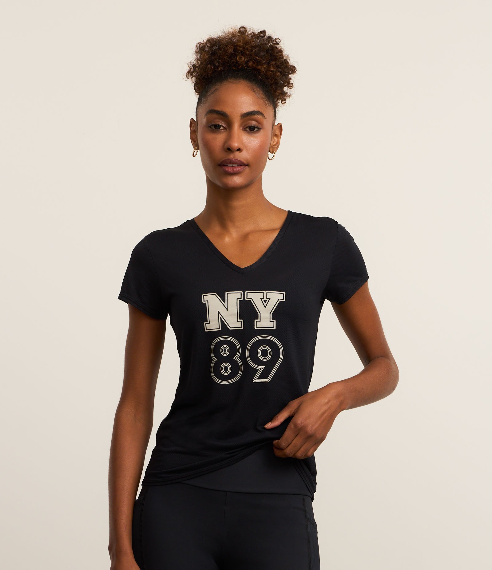 Camiseta Esportiva em Microfibra Texturizada com Gola V e Estampa NY 89 Preto 1