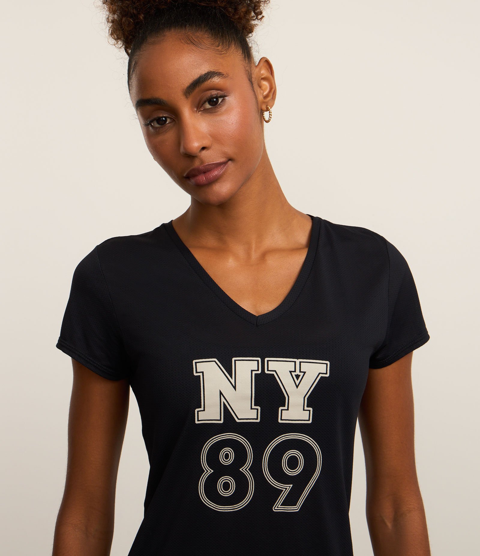 Camiseta Esportiva em Microfibra Texturizada com Gola V e Estampa NY 89 Preto 2