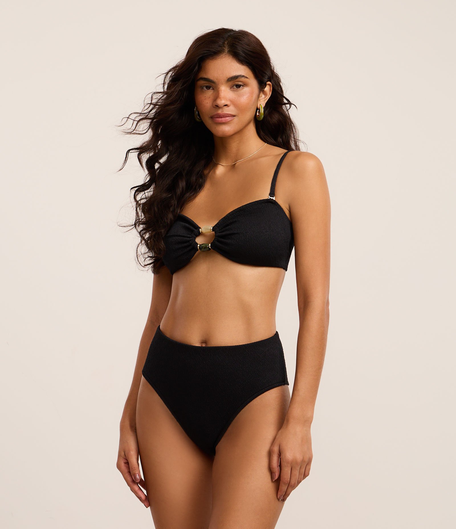 Biquíni Top Bandeau Texturizado com Aviamentos de Resina no Decote Preto 2