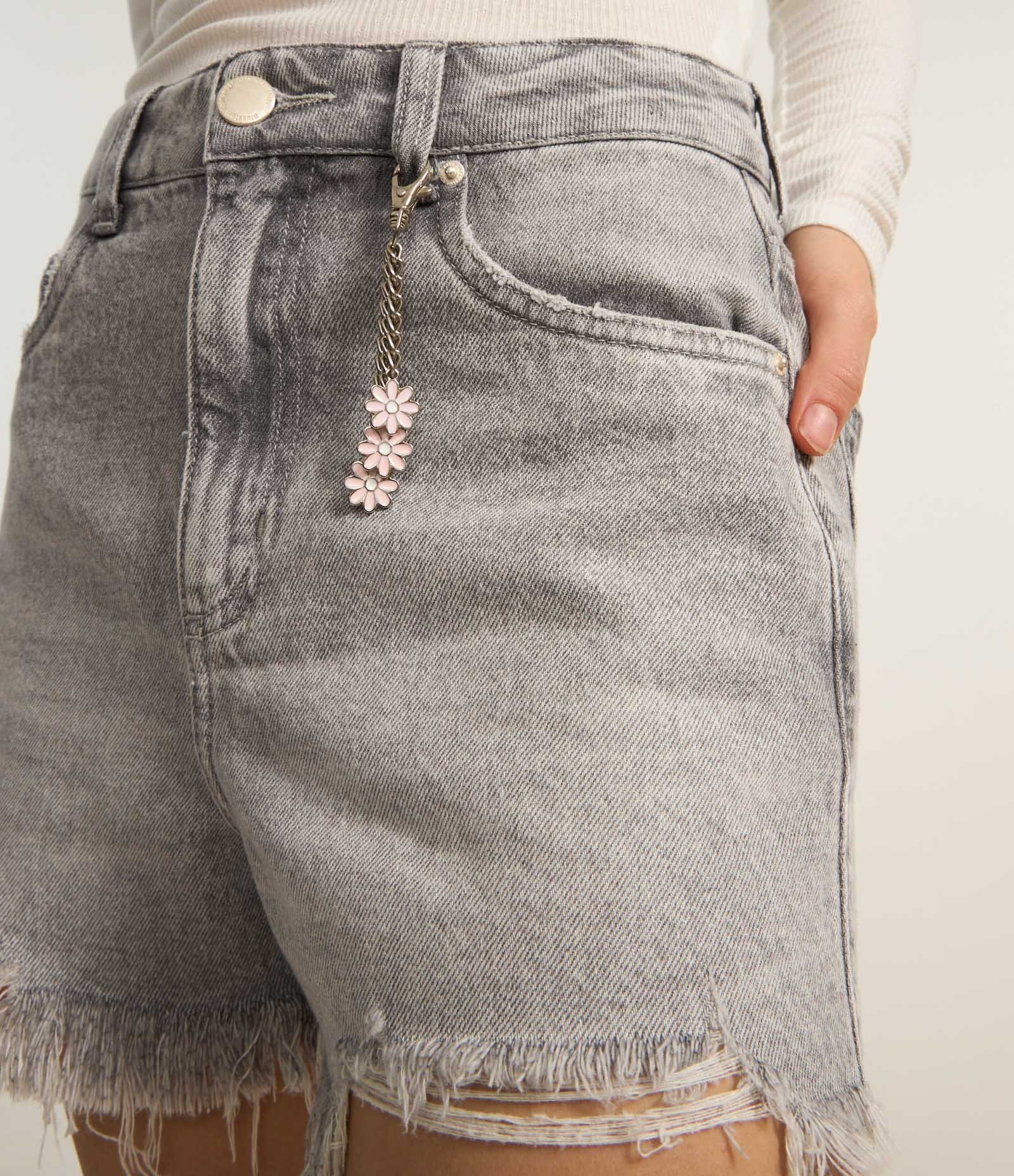 Short Slim em Jeans com Cintura Alta e Pingente de Florzinhas Cinza 4