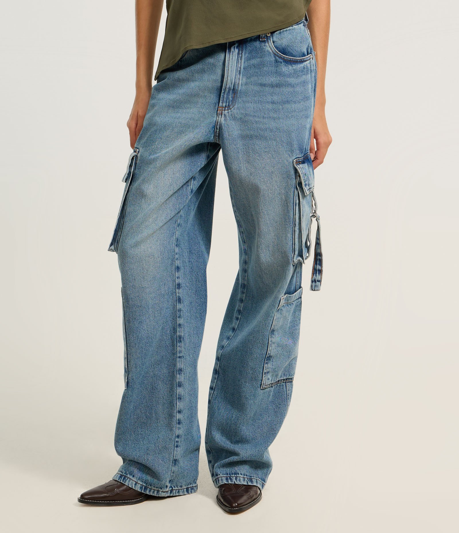 Calça Reta em Jeans com Bolsos Cargo Azul 3