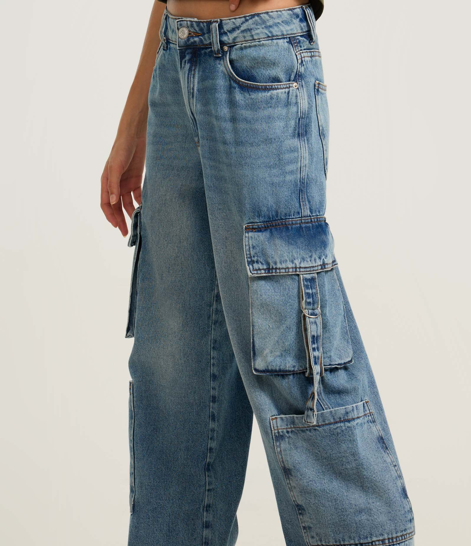 Calça Reta em Jeans com Bolsos Cargo Azul 4