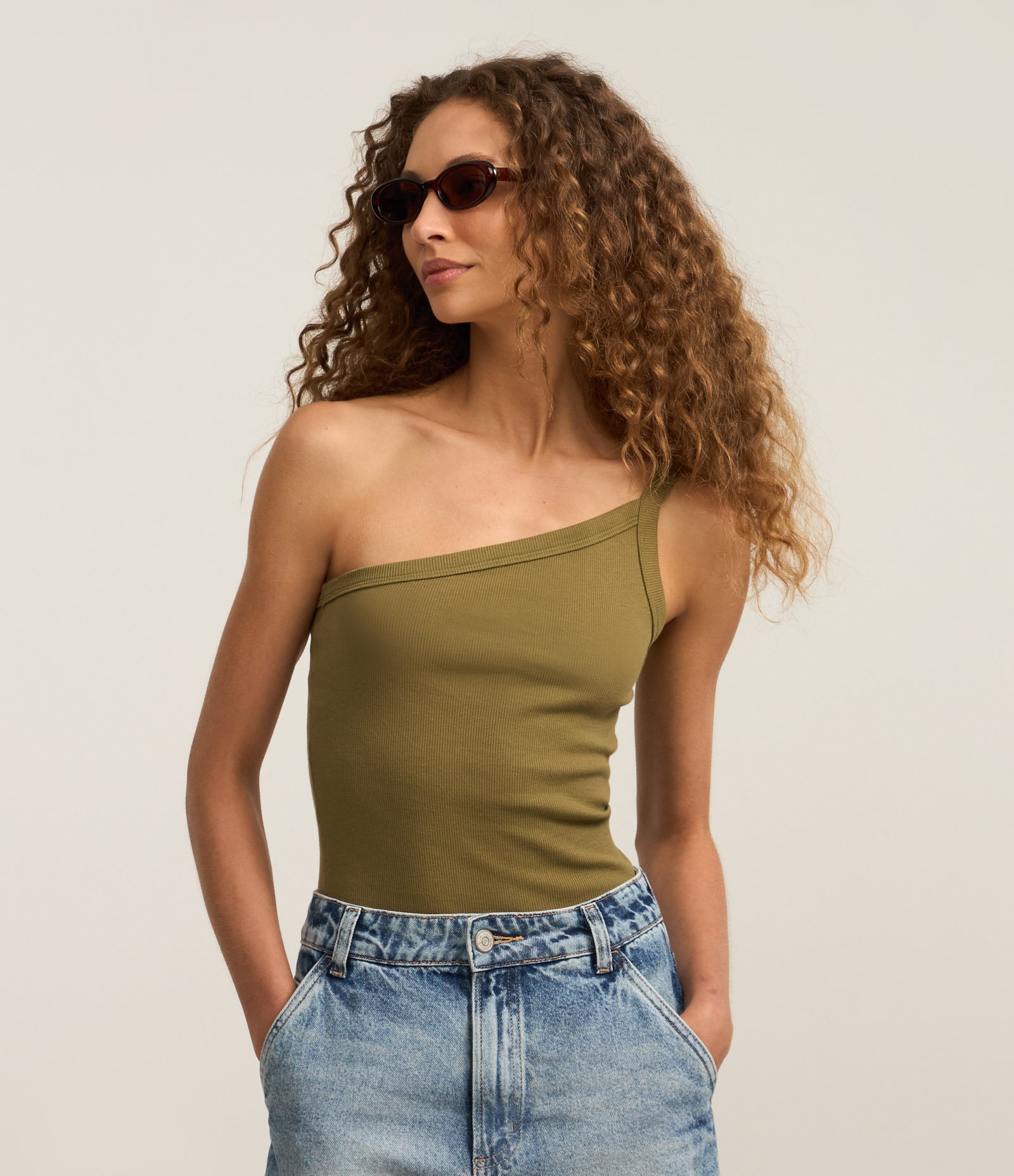 Blusa um Ombro só em Ribana com Textura Leve Verde Oliva 1