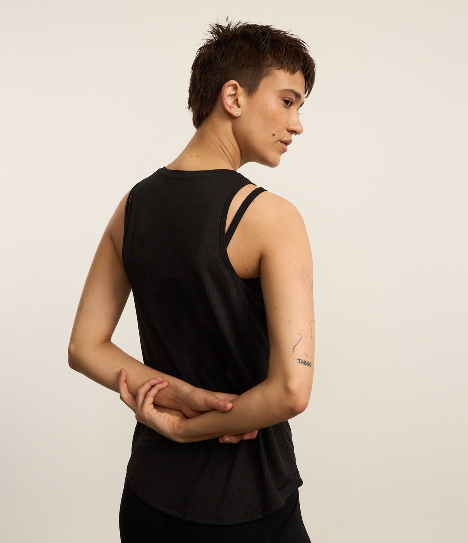 Regata Esportiva em Microfibra Texturizada e Barra Arredondada Preto 3