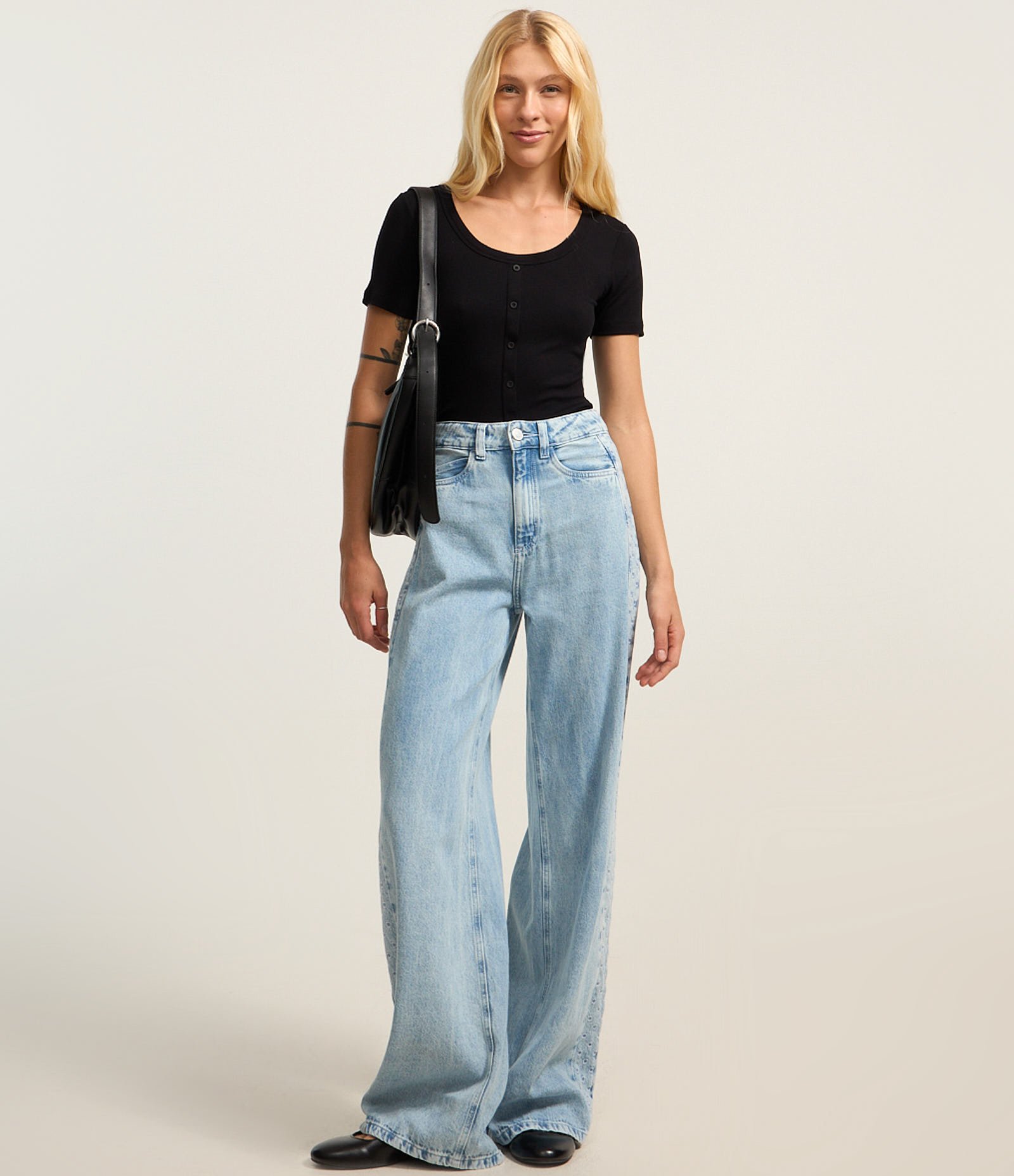 Blusa Cropped em Ribana com Decote Redondo e Botões Preto 1