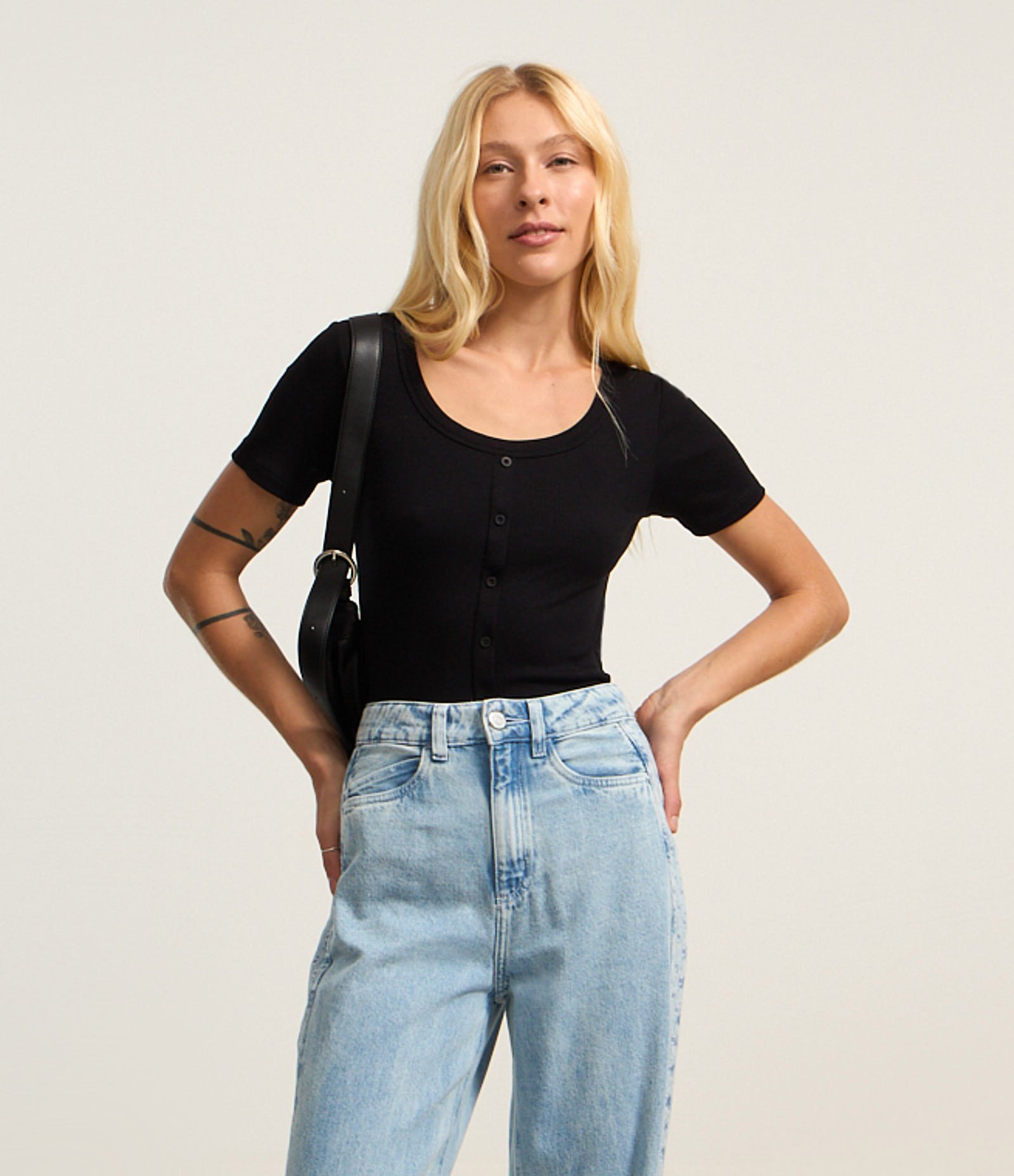 Blusa Cropped em Ribana com Decote Redondo e Botões Preto 2