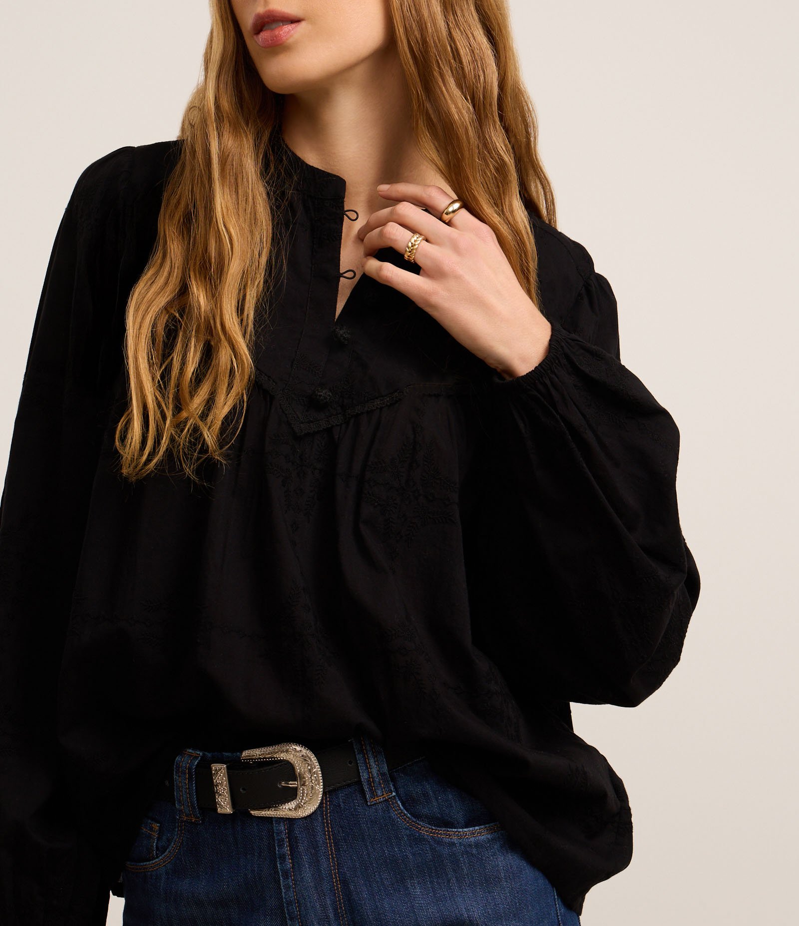 Blusa Bata Boho em Voal com Gola Padre e Recorte no Busto Preto 3