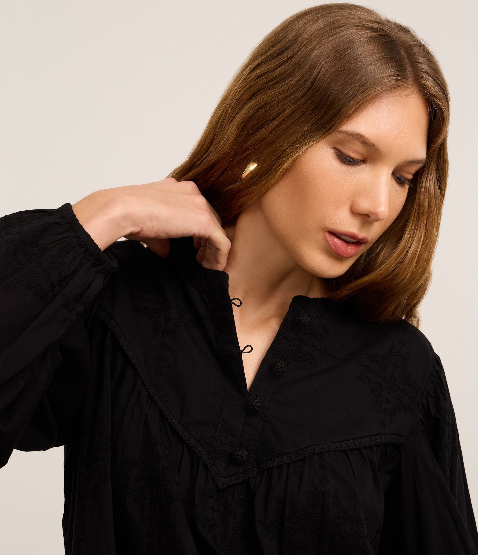 Blusa Bata Boho em Voal com Gola Padre e Recorte no Busto Preto 5
