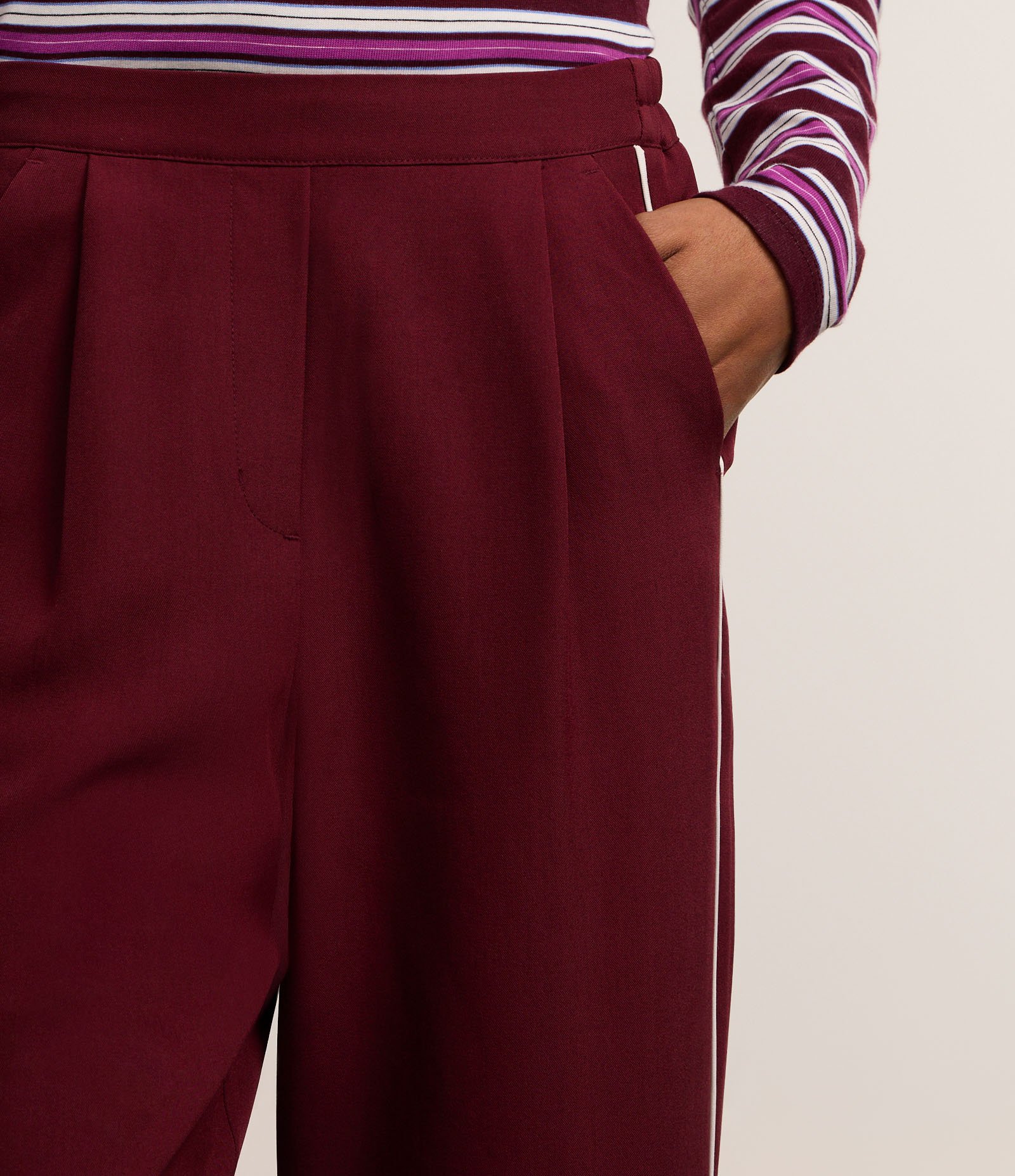 Calça Wide Leg com Corte Alfaiatado e Viés Contrastante Vermelho 4