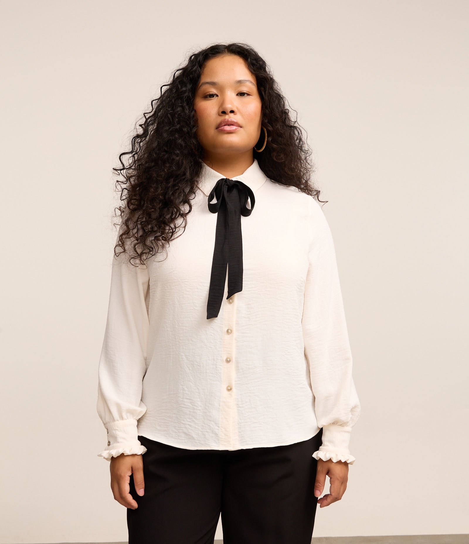 Camisa em Crepe com Lacinho Contrastante Curve & Plus Size Off White 1